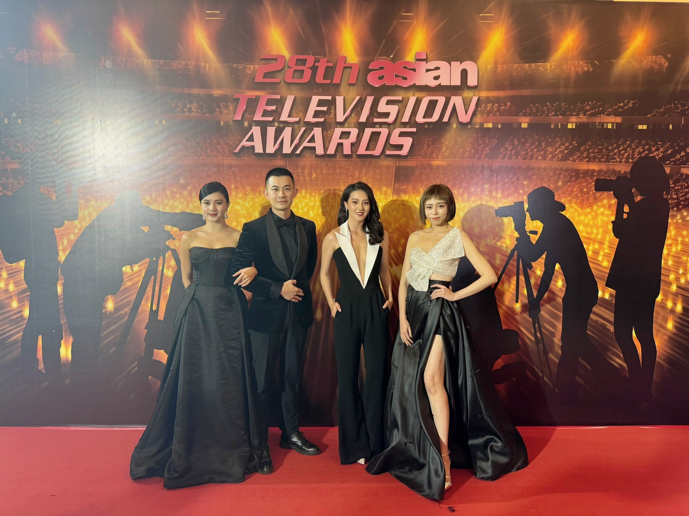 曾子益是跟老婆一同赴越南參加盛會，王瞳（右一）、顏曉筠（右二）趁空體驗越南在地風情。（民視提供）