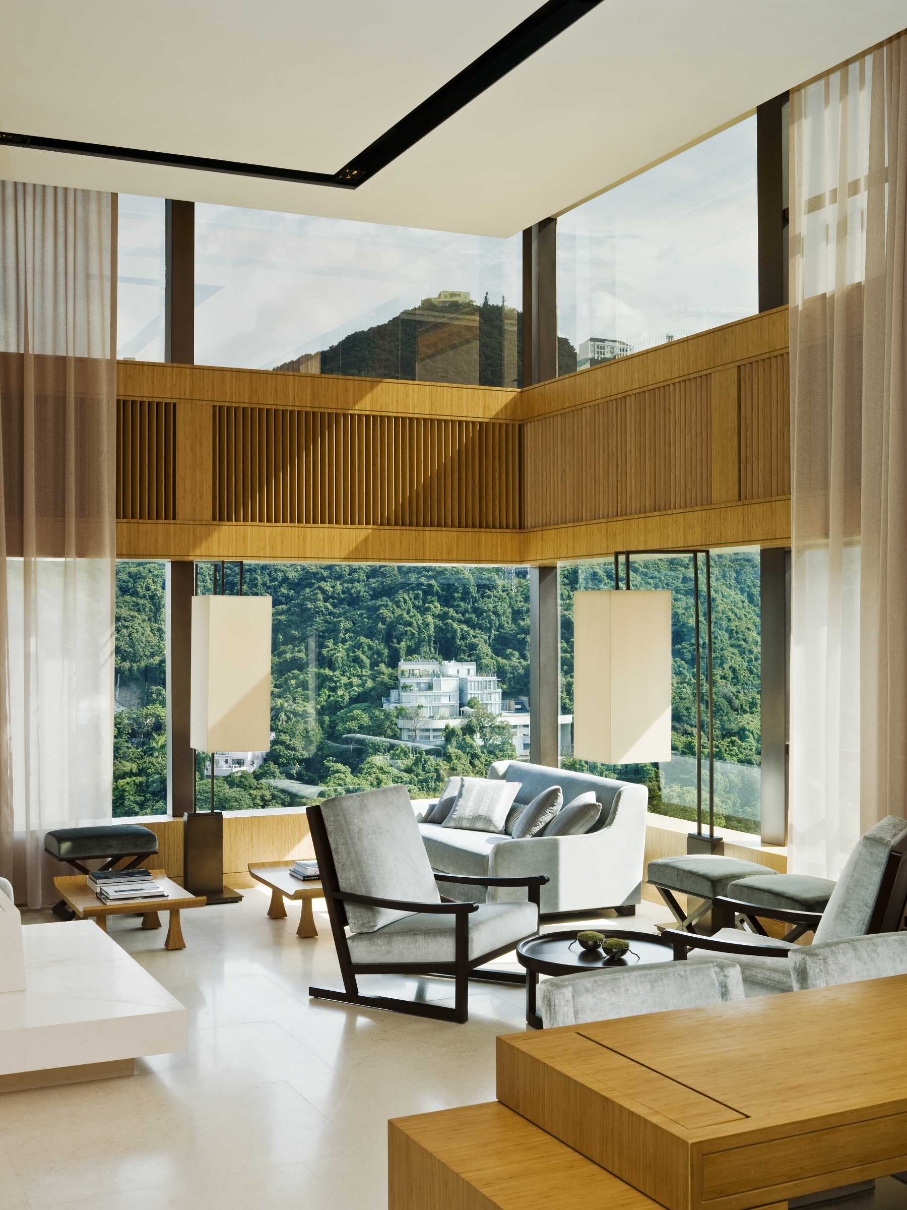 位在香港居舍49樓的Sky Lounge,可俯瞰港島綠意。(Upper House提供)
