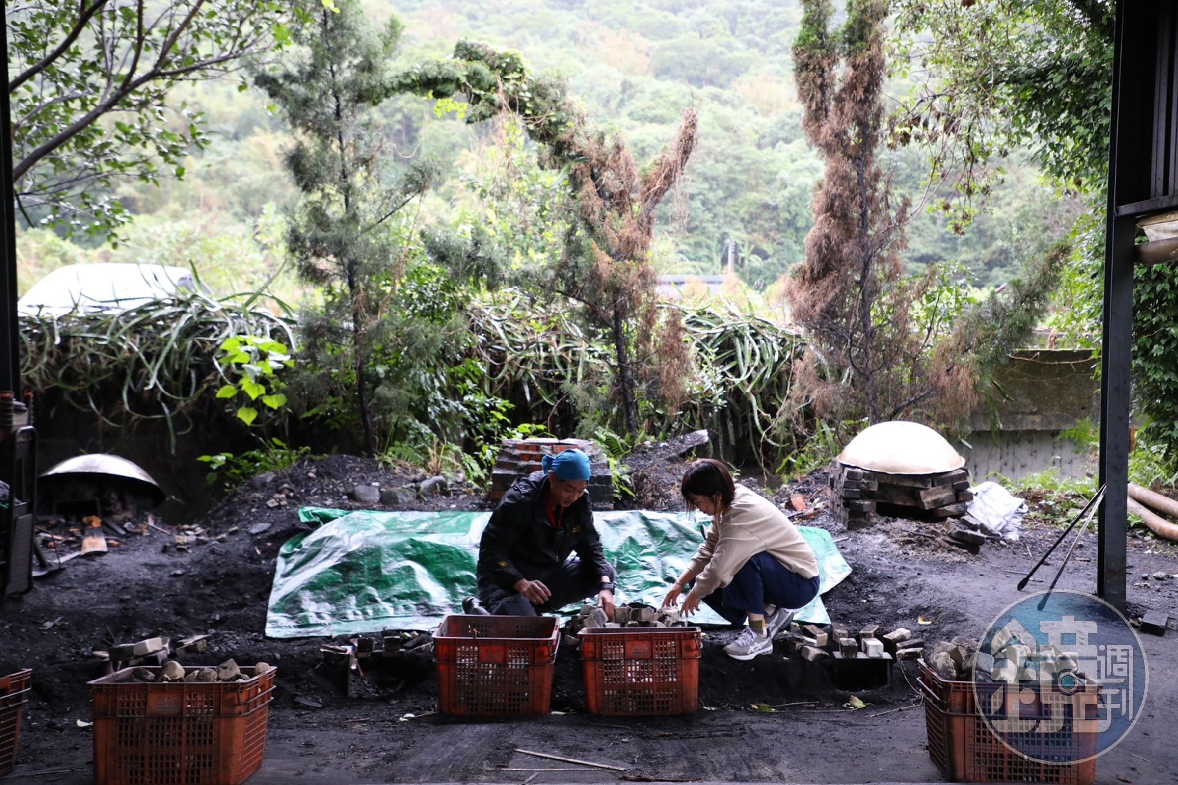 負責人賴家龍與自家哥哥姊姊一起回鄉，將原先單純種植地瓜的土地，改造成多年齡層皆能體驗摘種地瓜、控窯、以及控窯美食的「汪汪地瓜園」。