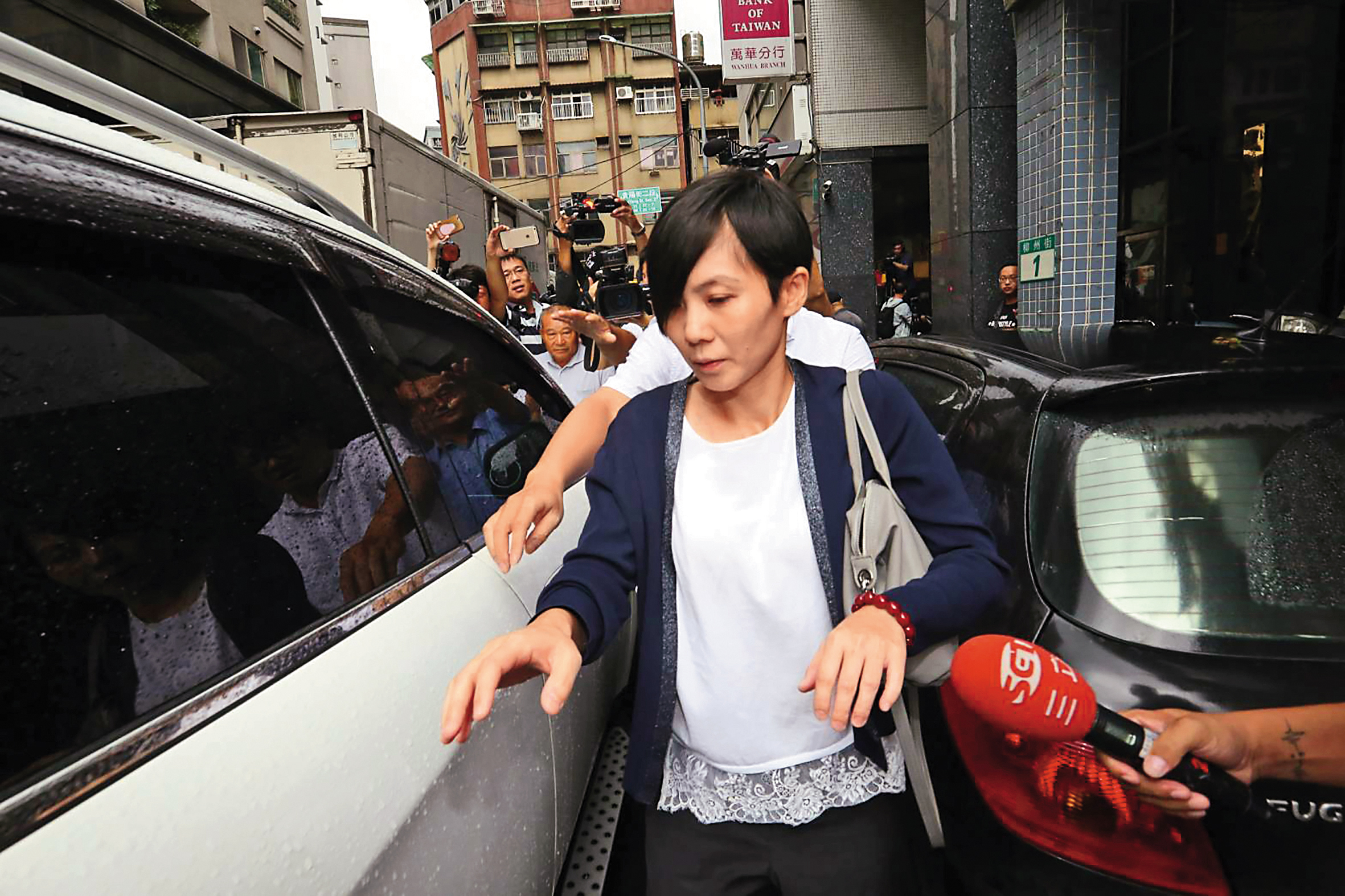 彭愛佳個性嗆辣，因丈夫林益世涉收賄，她在中視低調了好一陣子，近年又再變本加厲，傳出長期言語霸凌員工。