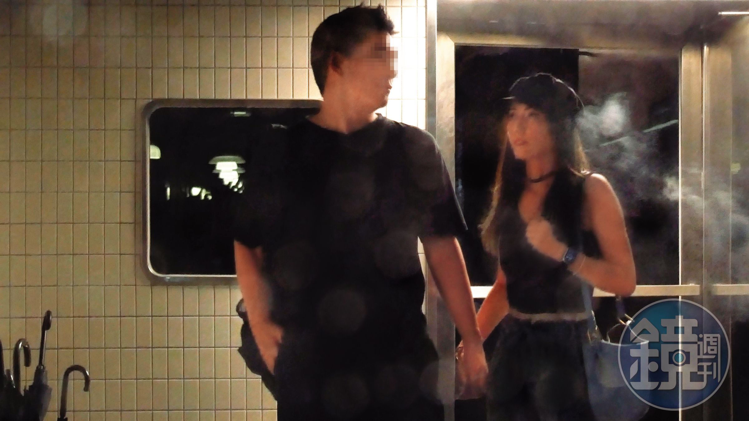 00:37 近年已將工作重心轉移至瑜伽教學的林韋君(右),和男友(左)手牽手步出店外,兩人衣服色系相同。