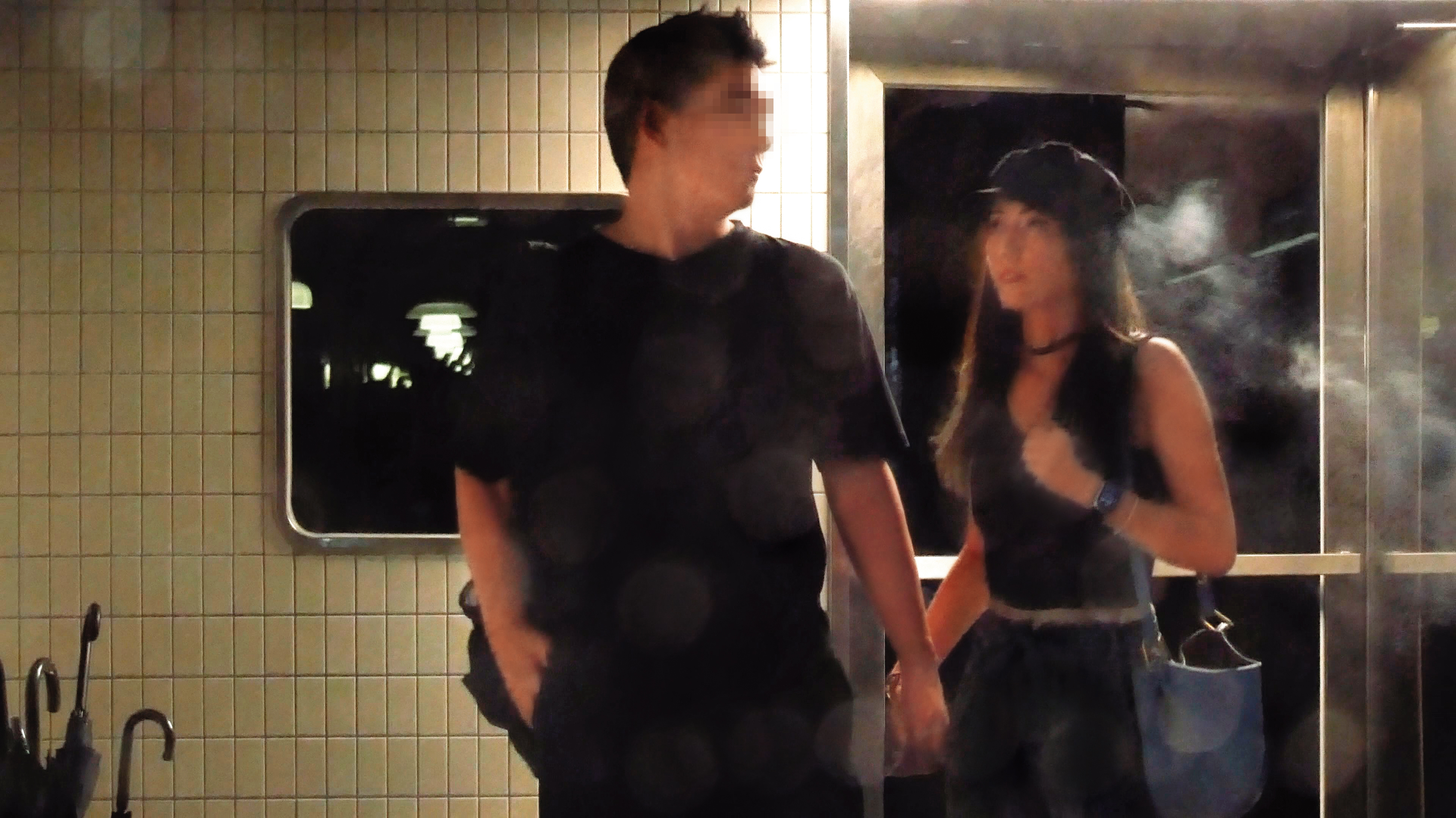 00：37 近年已將工作重心轉移至瑜伽教學的林韋君（右），和男友（左）手牽手步出店外，兩人衣服色系相同。