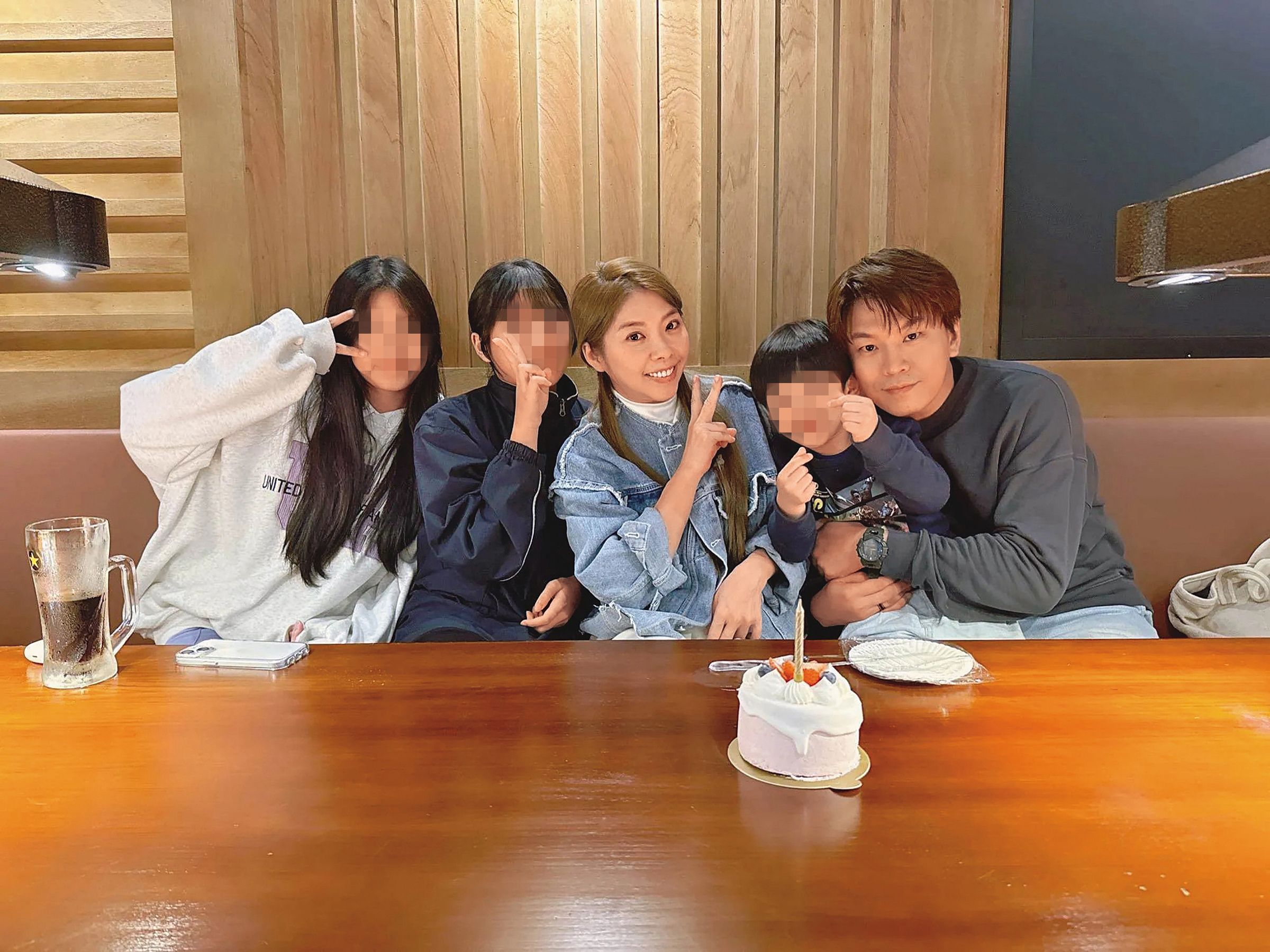 阿弟（右）和Mei（中）育有兩女一男，經濟壓力不小。