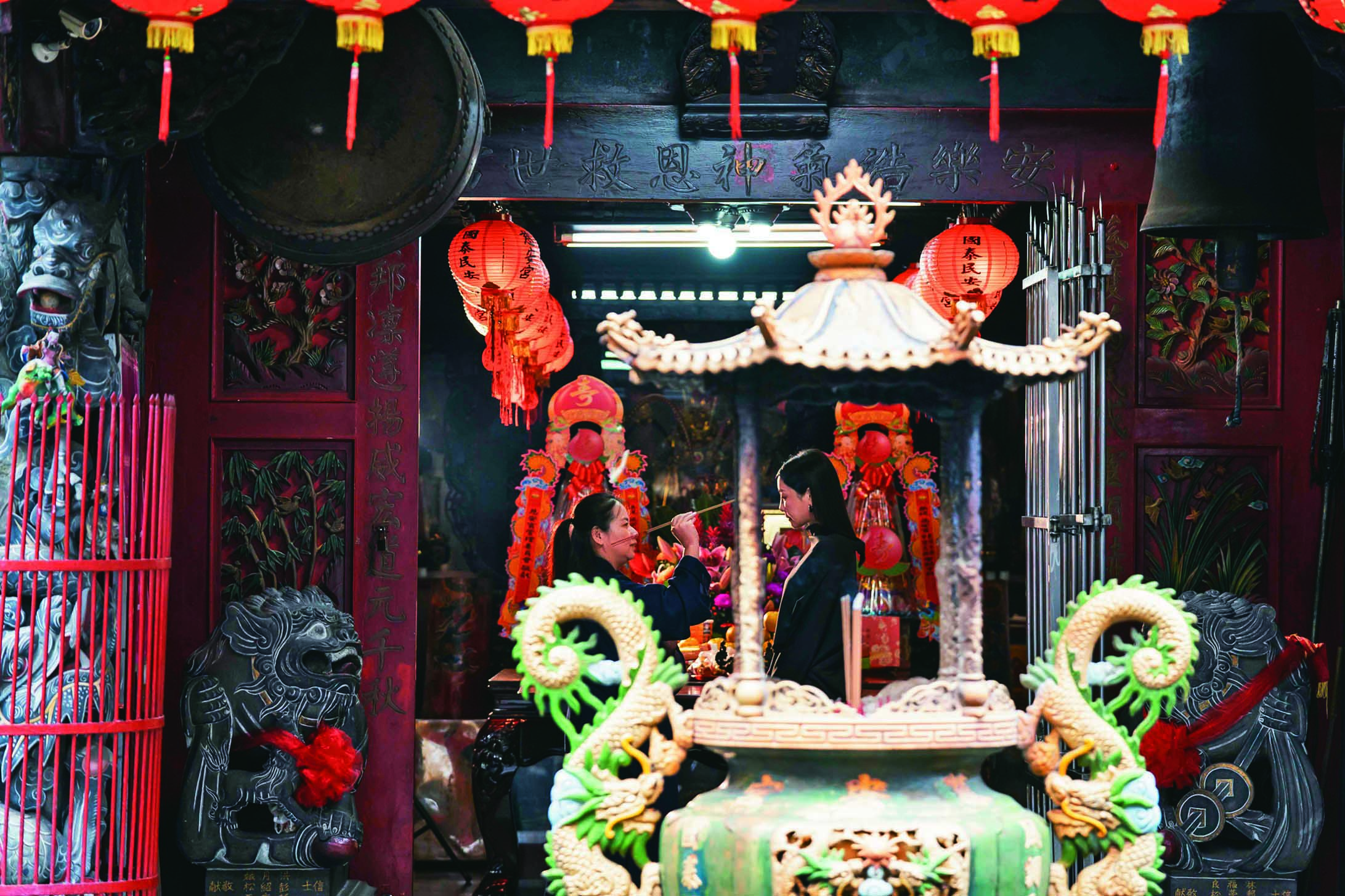 ↓ 片中謝欣穎(右)費盡心思經營愛情,甚至求助宮廟神祕力量。(華映提供)
