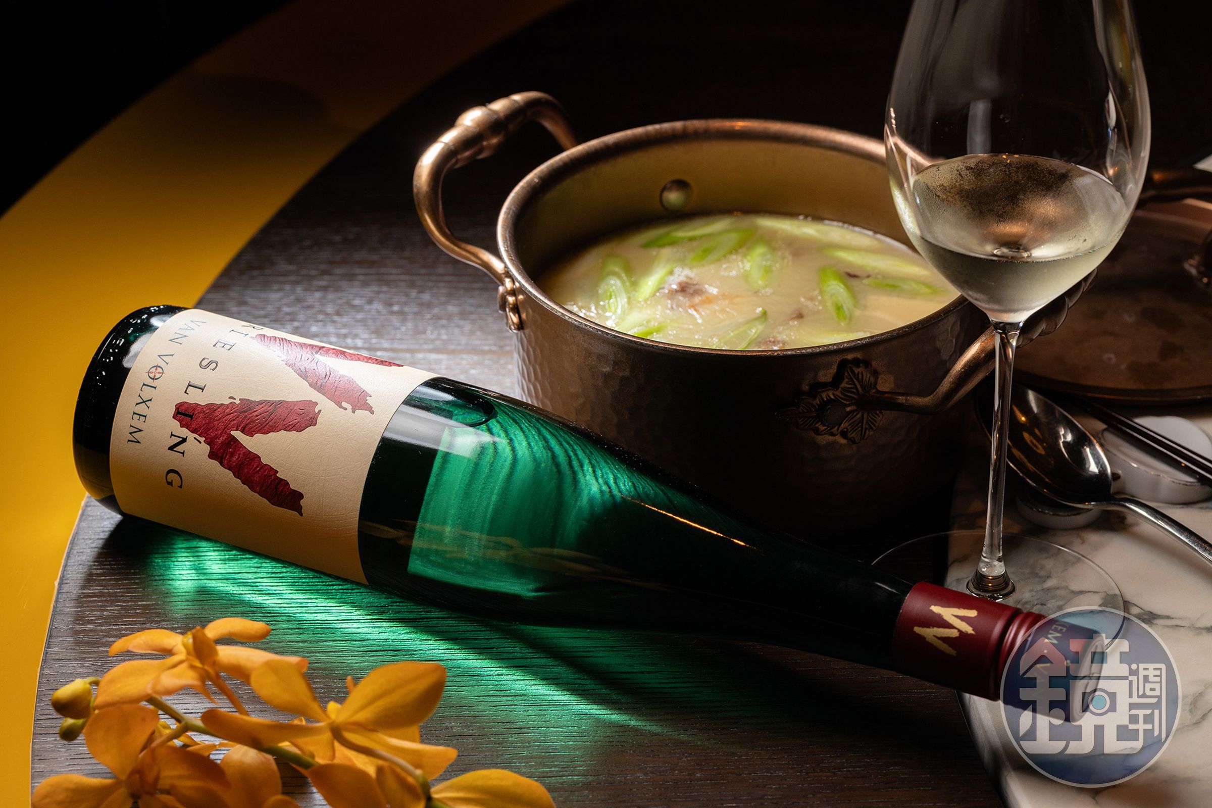 曾雅慧以「2021 Van Volxem, "VV" Riesling」(2,400元/瓶)搭配「鴨賞鹽滷豆腐」(體驗式菜單菜色),讓鴨賞的煙燻香與Riesling特有的打火石香氣交錯,增加層次深度。