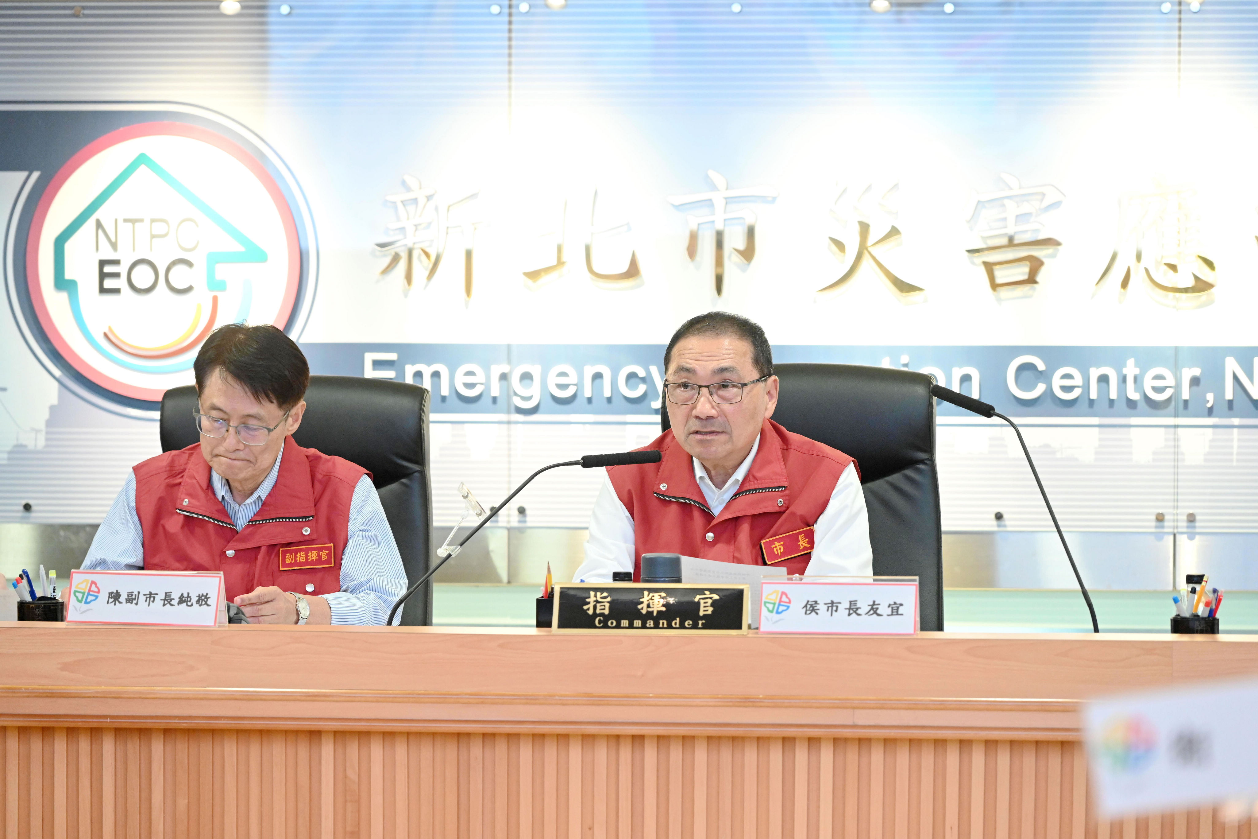 侯友宜剛提醒明天清晨新北市將進入暴風圈，卻宣布正常上班上課，引發市民不滿。（新北市政府提供）