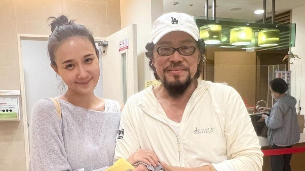 何妤玟在路上巧遇張菲,兩人暢聊合作往事。(翻攝自何妤玟臉書)