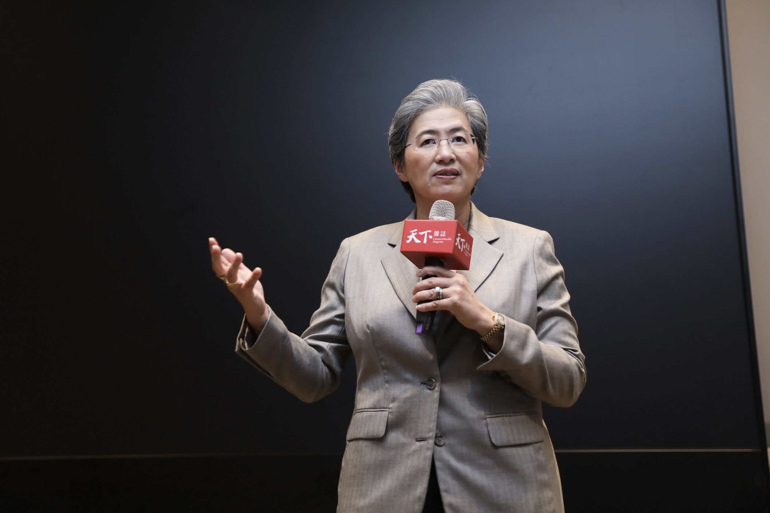 半導體女王開講1/預言CPU黃金交叉「很快來臨」 蘇姿丰稱AI才打到棒球第三局