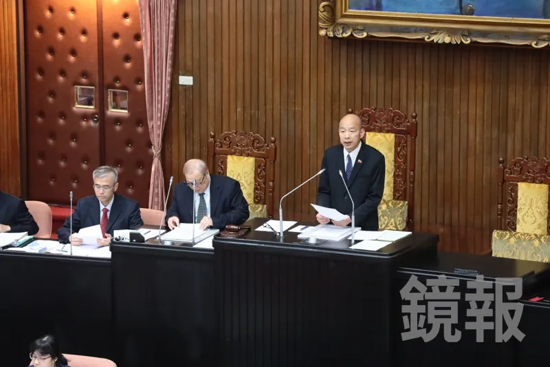 直呼藍白修法闖大禍！65歲以上免健保三讀過關　律師爆「弱勢長者」補助反被砍