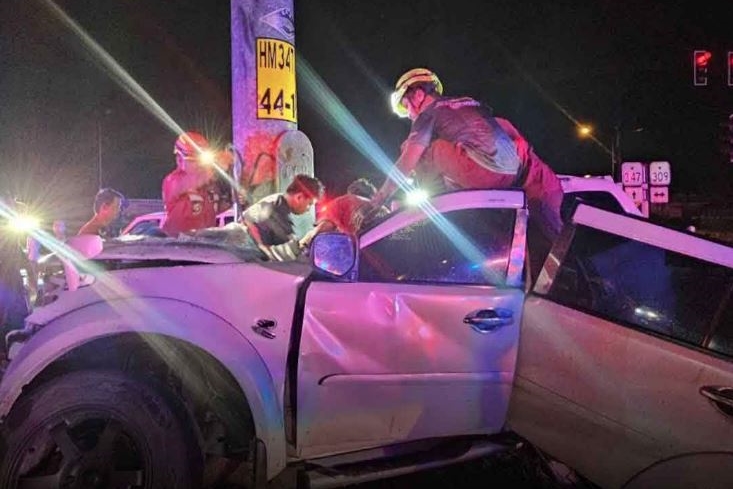 1輛白色轎車撞上分隔島的電線杆，車輛嚴重變形。（翻攝畫面）