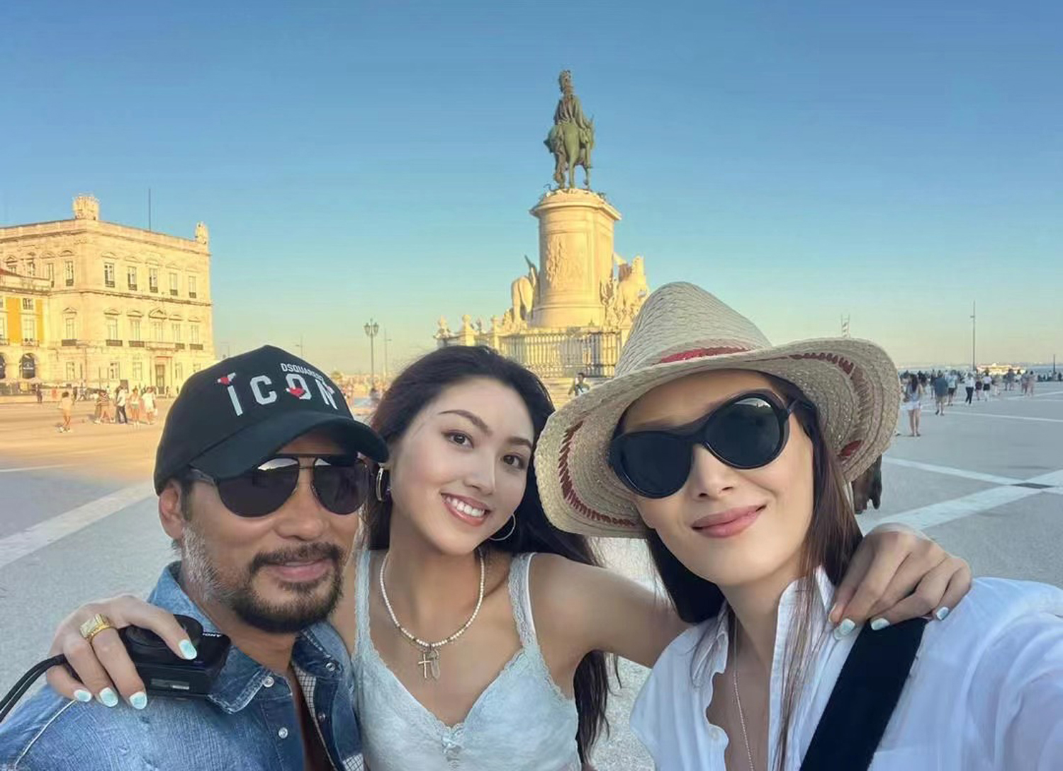 現實生活中任達華一家三口都很受矚目，妻子琦琦是昔日超模，女兒任晴佳也號稱最美星二代之一。（LiTV提供）