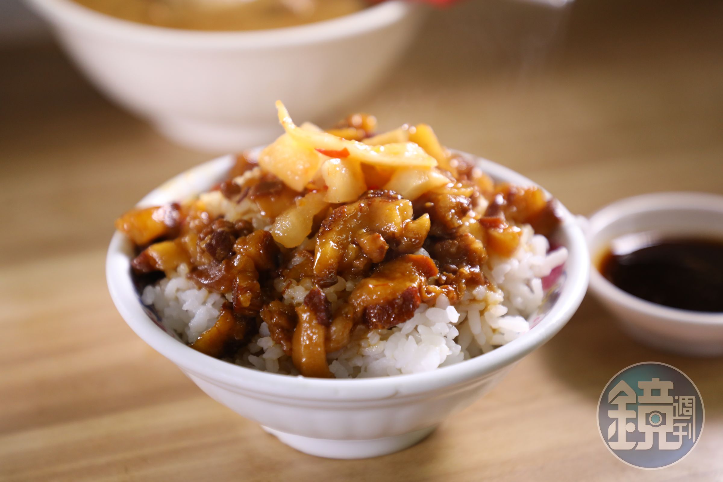 「滷肉飯」肉丁有肥有瘦，入味又微微黏嘴，爽脆的辣蘿蔔有提味解膩的效果。（35元／小碗）