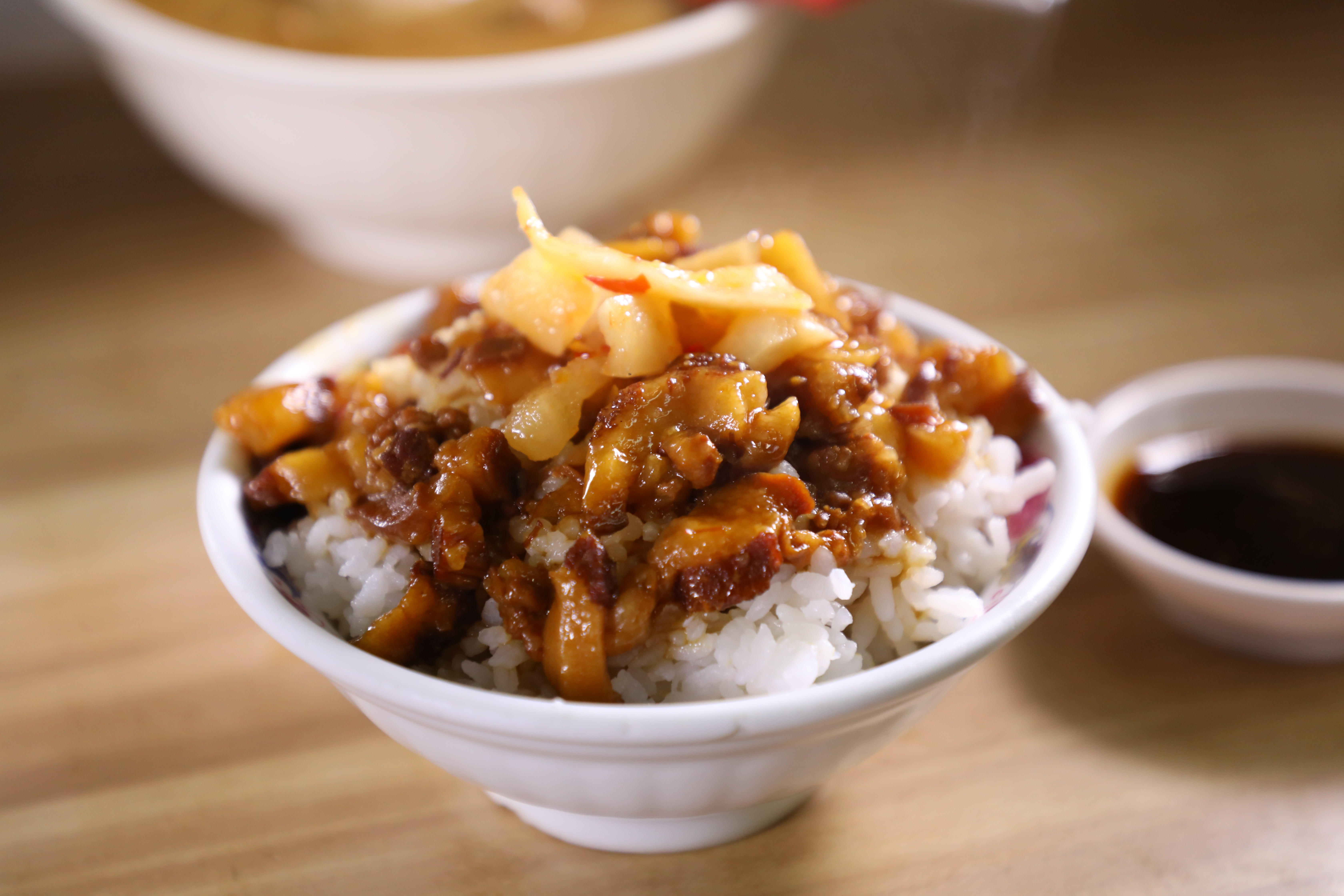 「滷肉飯」肉丁有肥有瘦，入味又微微黏嘴，爽脆的辣蘿蔔有提味解膩的效果。（35元／小碗）