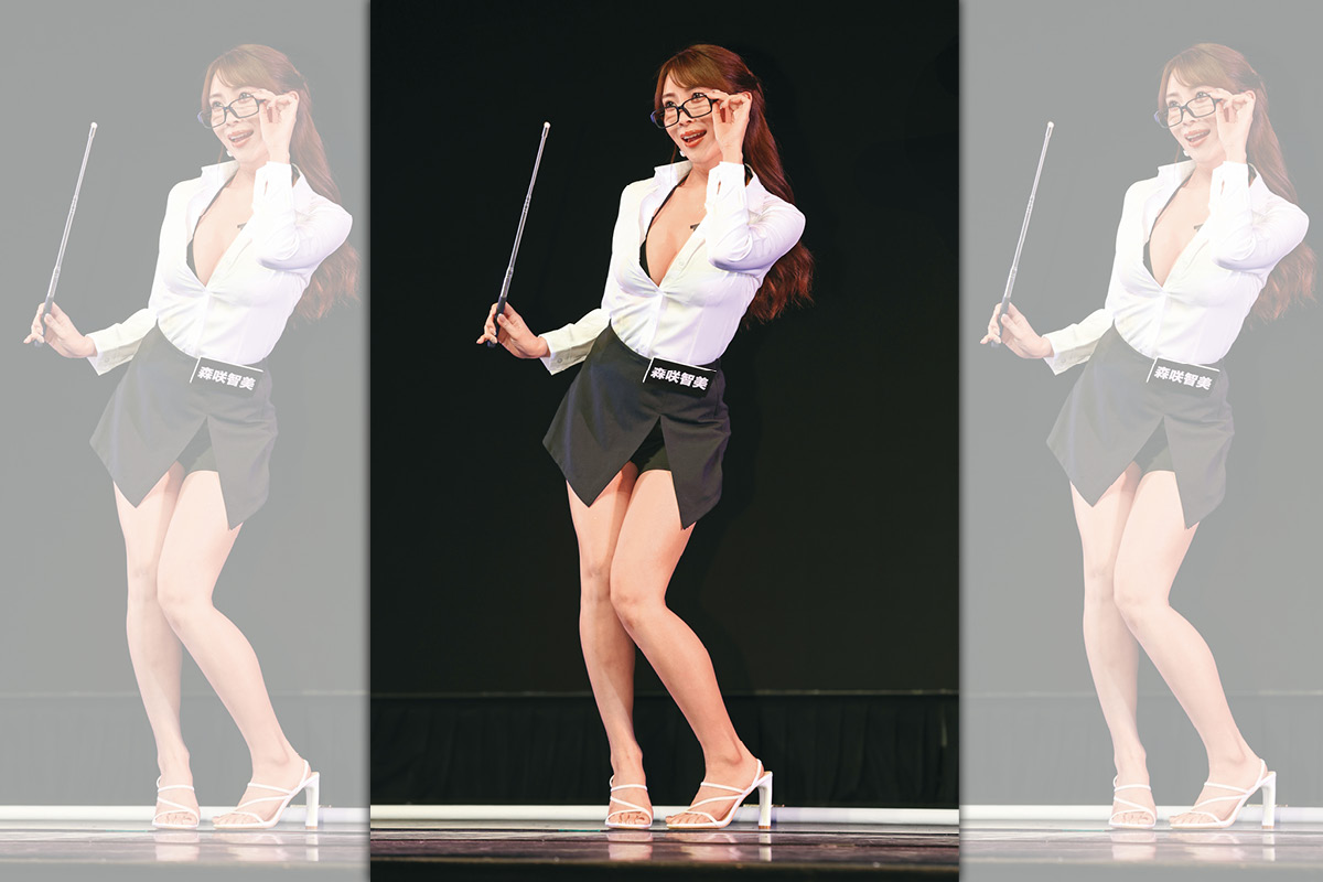 森咲智美的女老師扮相，讓小編看了肅然起敬，現場舉行「升旗典禮」也是合情合理的。