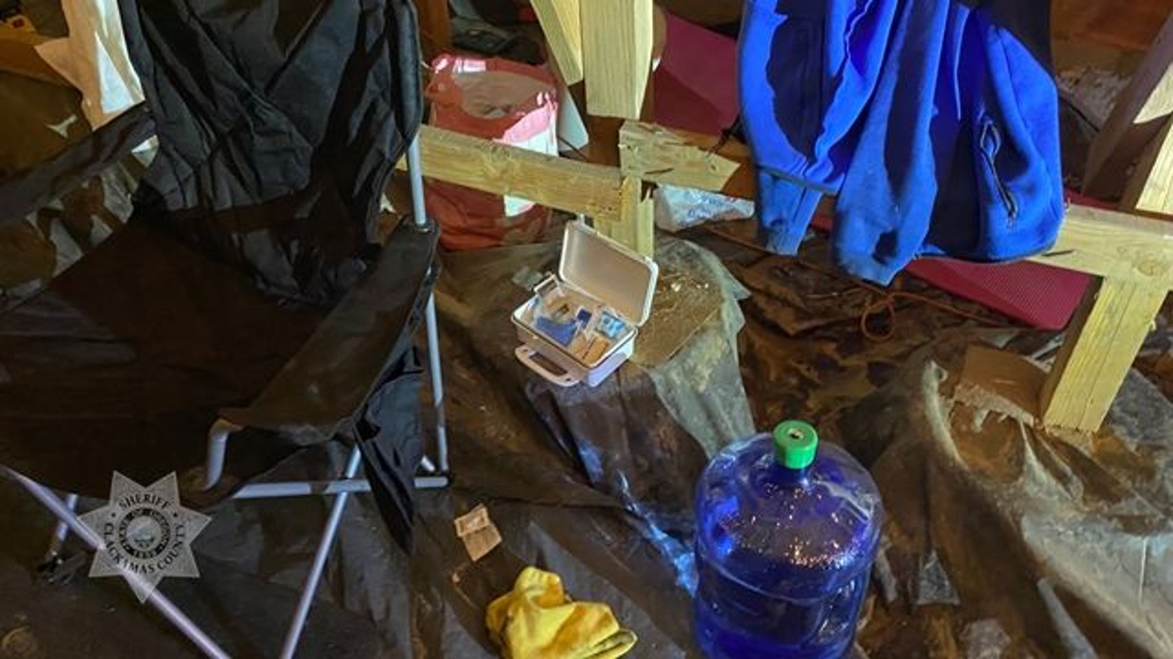 太離奇!美國一名40歲男子潛居他人住宅爬行空間,床舖電器一應俱全。(翻攝自FB@Clackamas County Sheriff’s Office)