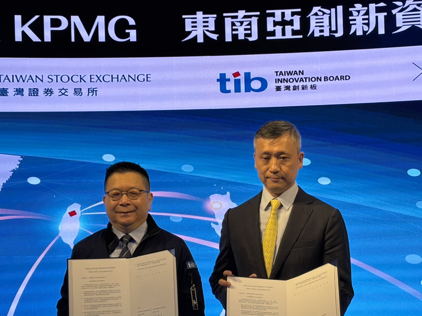 證交所董事長林修銘(左)與KPMG主席陳俊光（右），簽約成立東南亞創新資本平台。