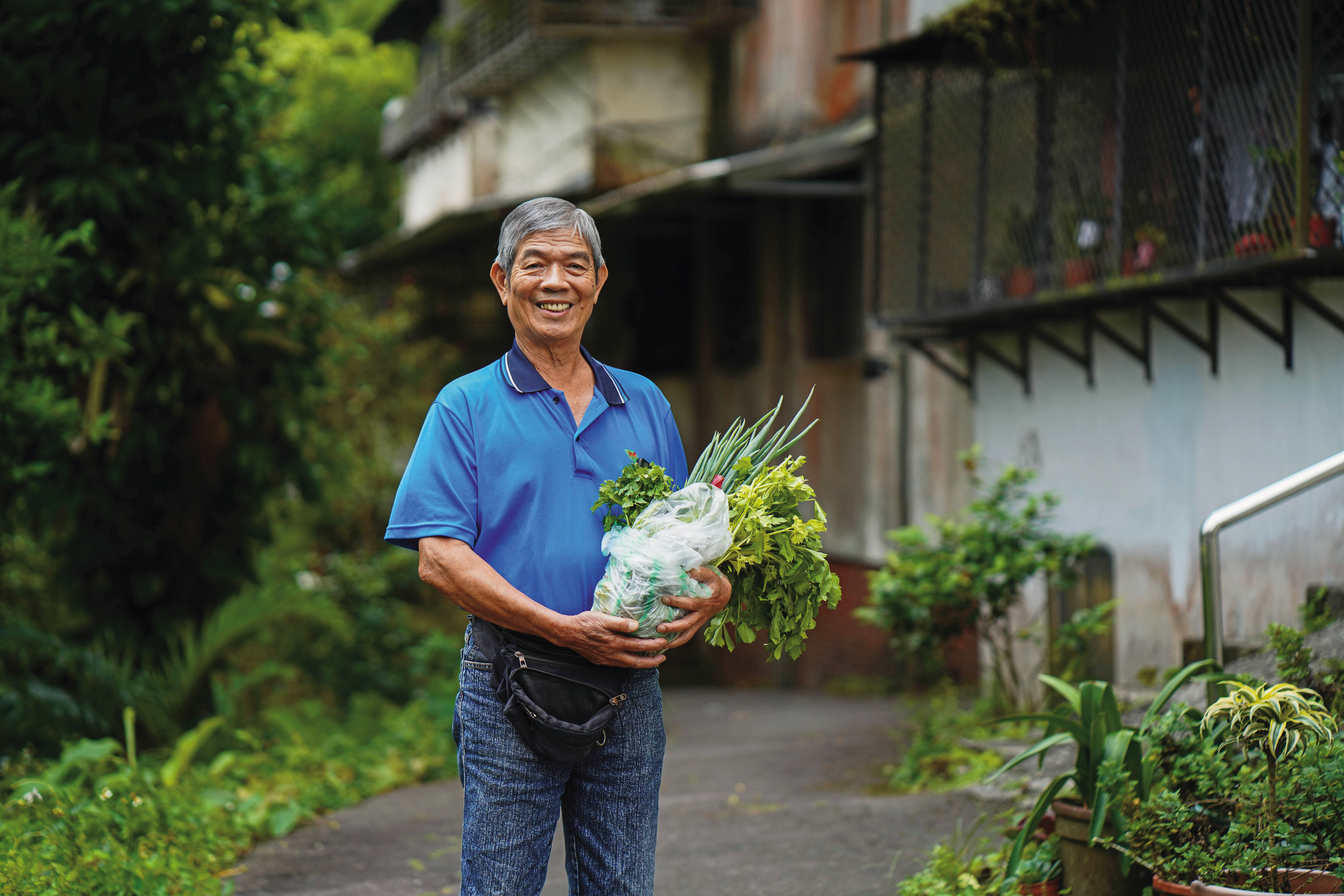 林坤永17歲上台北打拚，行頭只有1件外套，難過的時候聽葉璦菱的〈夜空〉。賣了50年的菜，他子孫滿堂，今年也光榮退休。