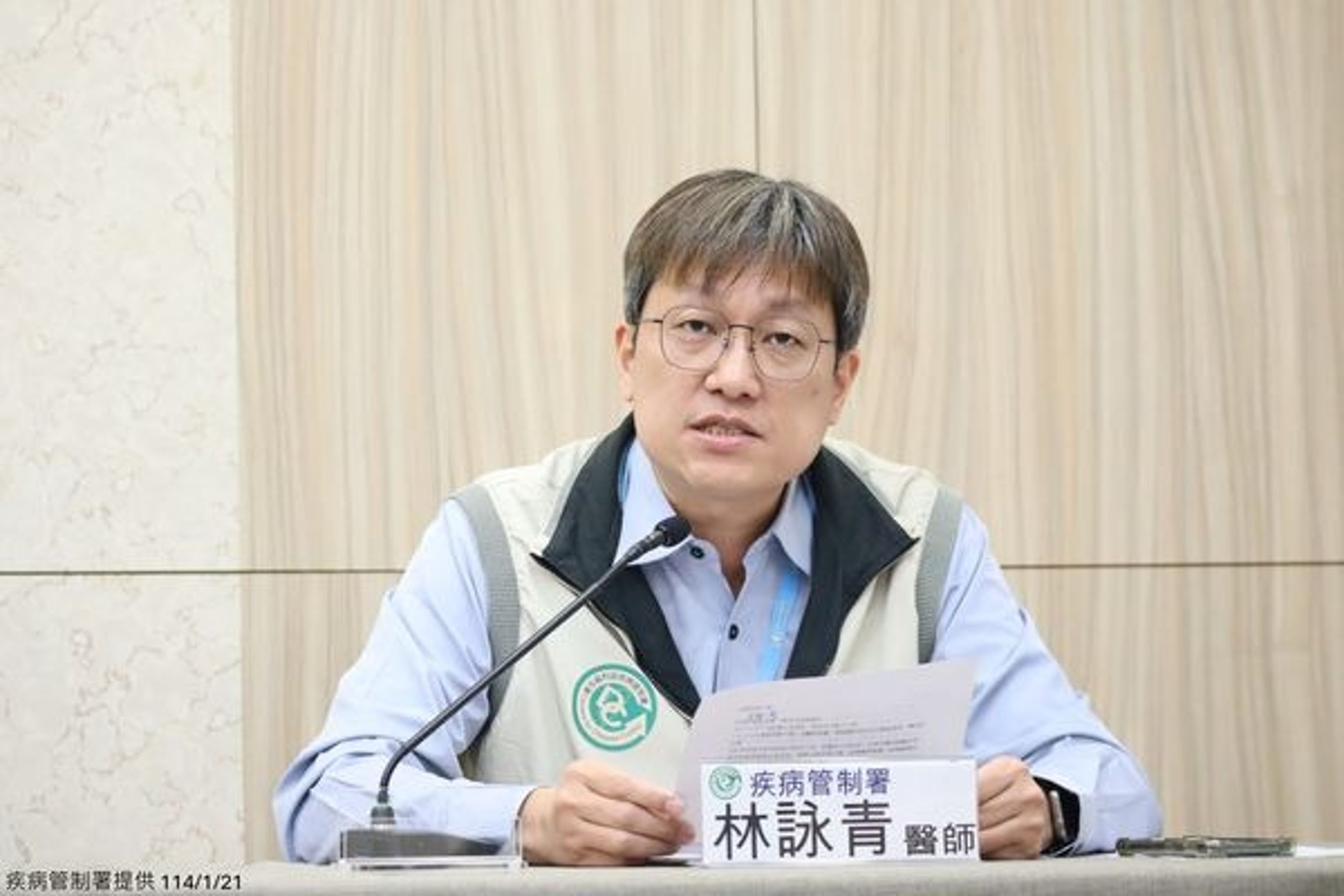 防疫醫師林詠青說明,流感重症與死亡個案的病程。(疾管署提供)