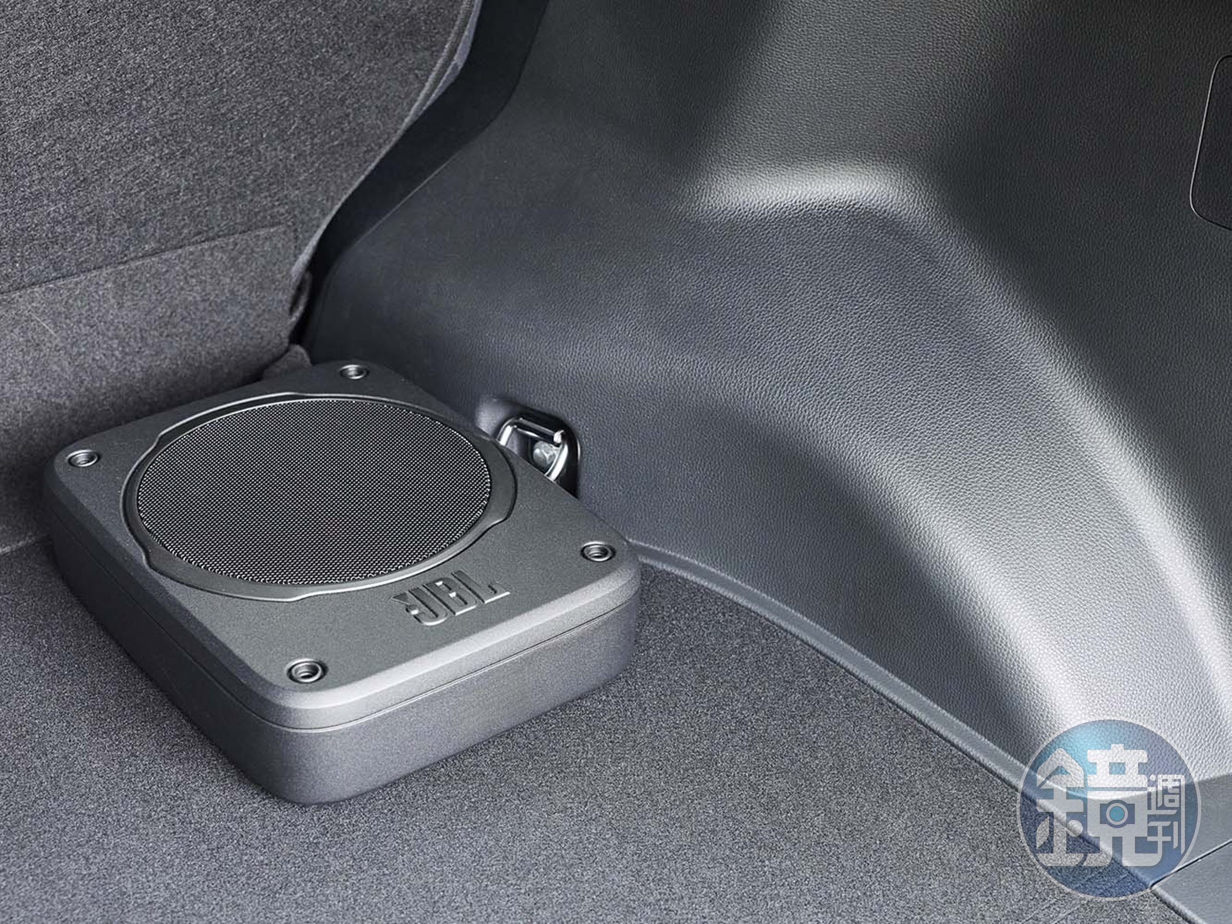 JBL的重低音喇叭就這樣放在後車廂上，非常突兀。