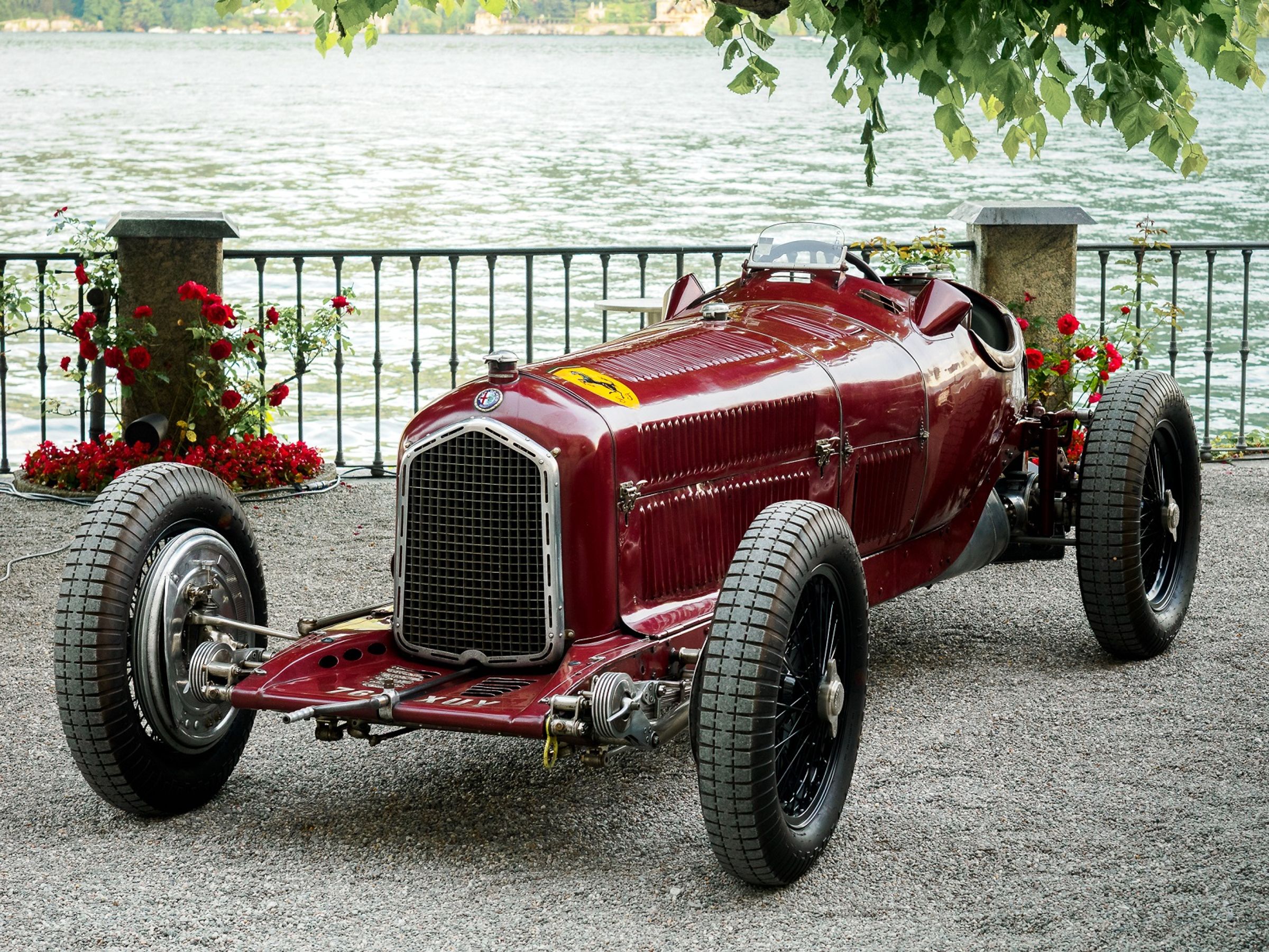 此次獲獎的1934年Alfa Romeo Tipo B(P3)是賽車史上的傳奇之一,由工程師Vittorio Jano設計,是世界上首款專為單人駕駛設計的單座賽車。它採用超輕車身與強勁的直列八缸雙機械增壓引擎,在1930年代橫掃多場大獎賽,包括1934年在Maserati接手運營後,仍於歐洲賽場保持強勢,象徵義大利工藝的頂峰與速度美學的結晶。