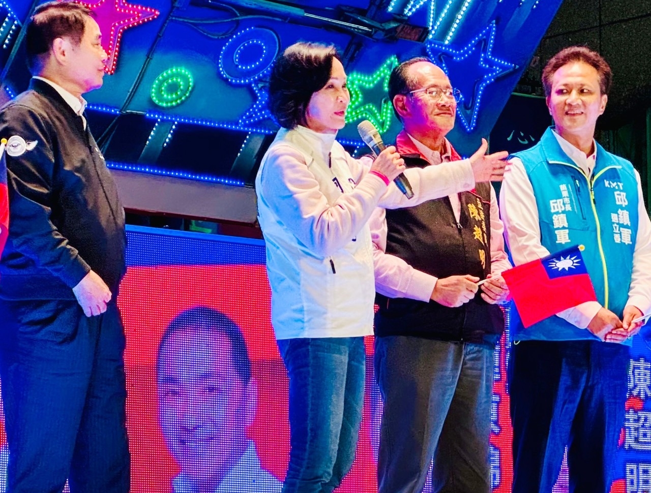 國民黨苗栗縣第二選區立委參選人、現任苗栗市長邱鎮軍，遭爆涉及多起竊盜、搶奪、賭博以及毒品交易案的電子遊藝場大房東。（翻攝自臉書＠邱鎮軍）