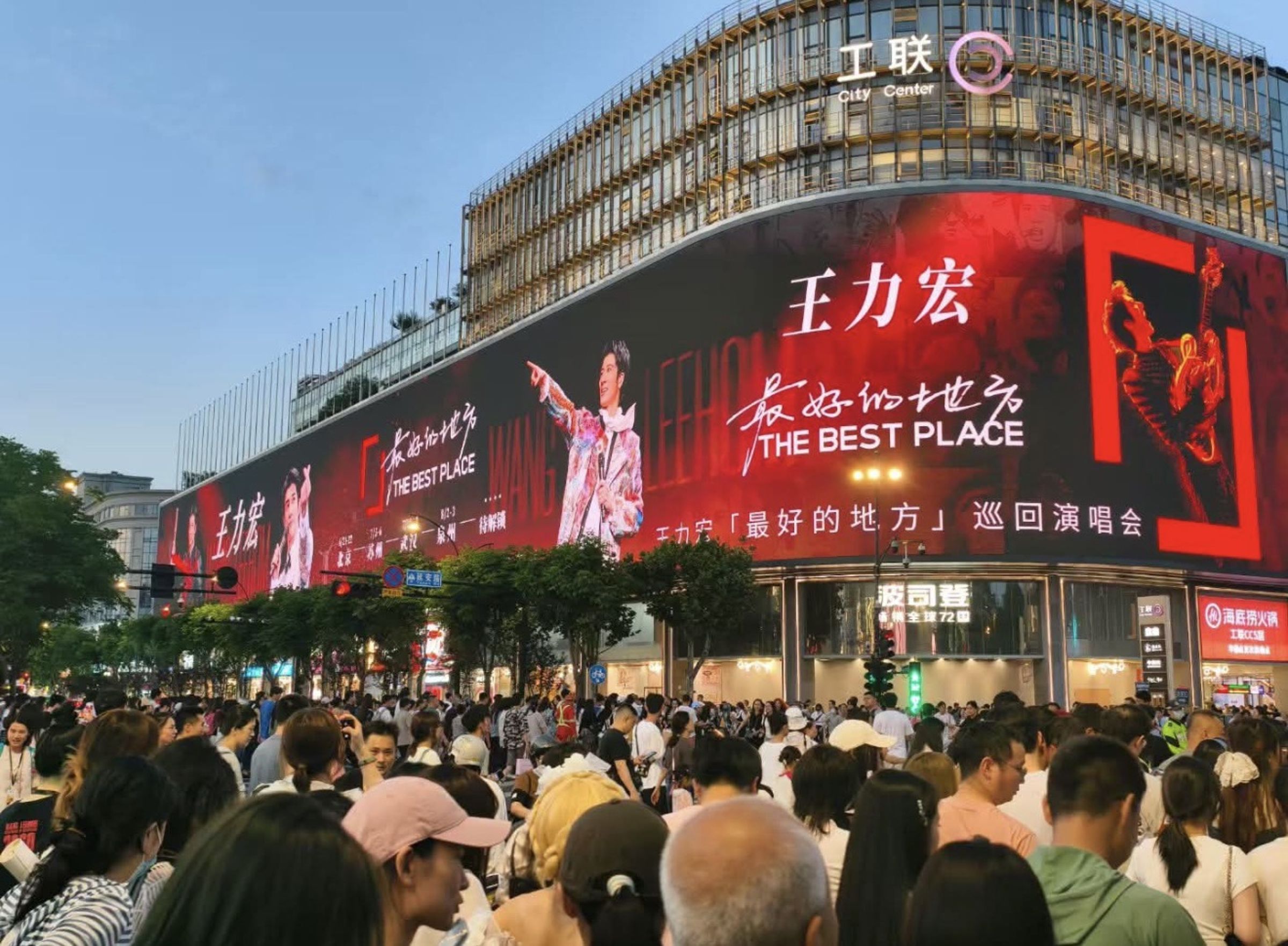 無論到各個城市,歌迷自發性的應援,表示對王力宏堅定的支持。(西東音樂提供)