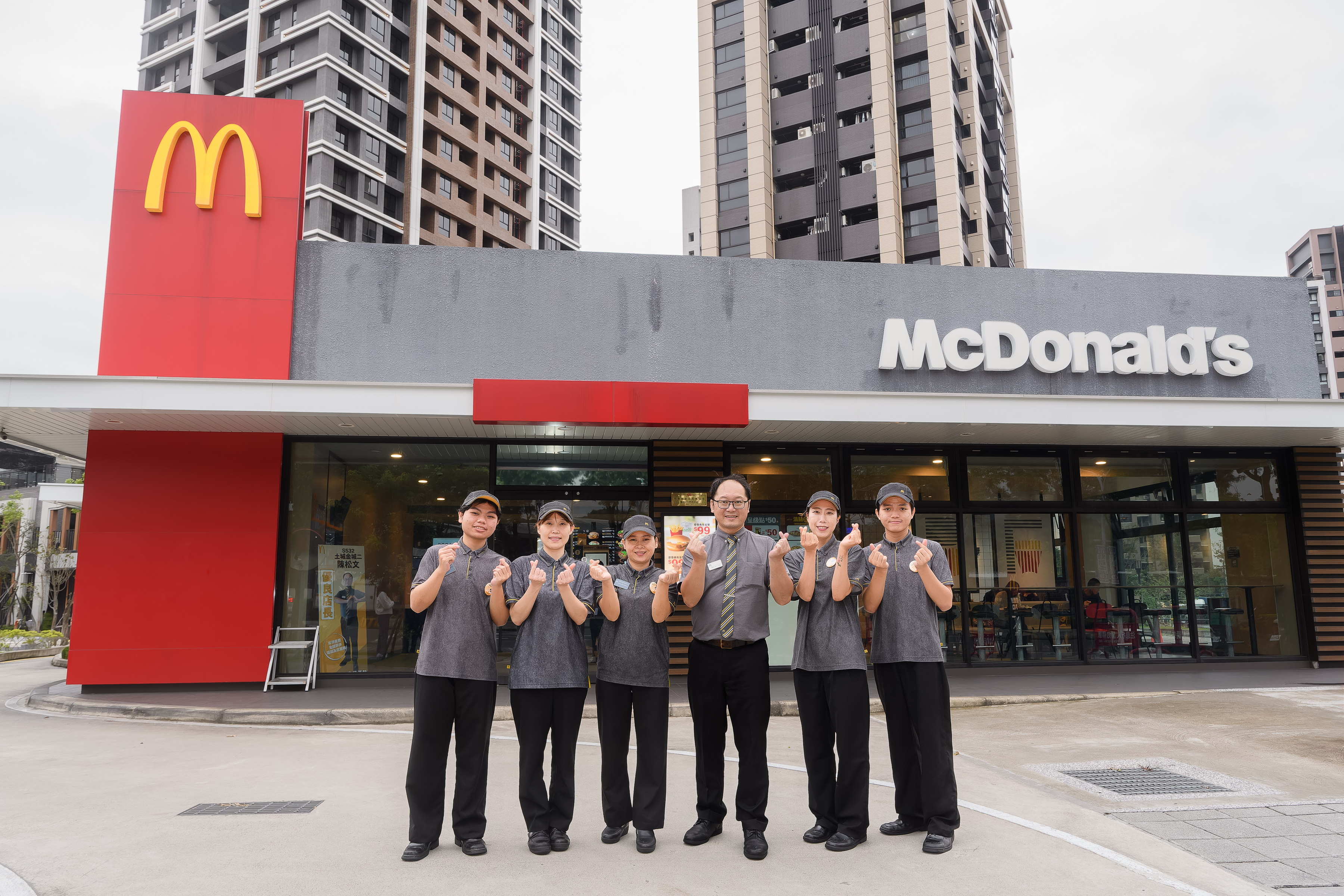 麥當勞近年積極推動「多元化人力池」，成立近三年的土城金城二餐廳，集結來自韓國、越南、緬甸、印尼、中國的麥胞，營造四海一家的職場氛圍，給外籍麥胞「家」的感覺。