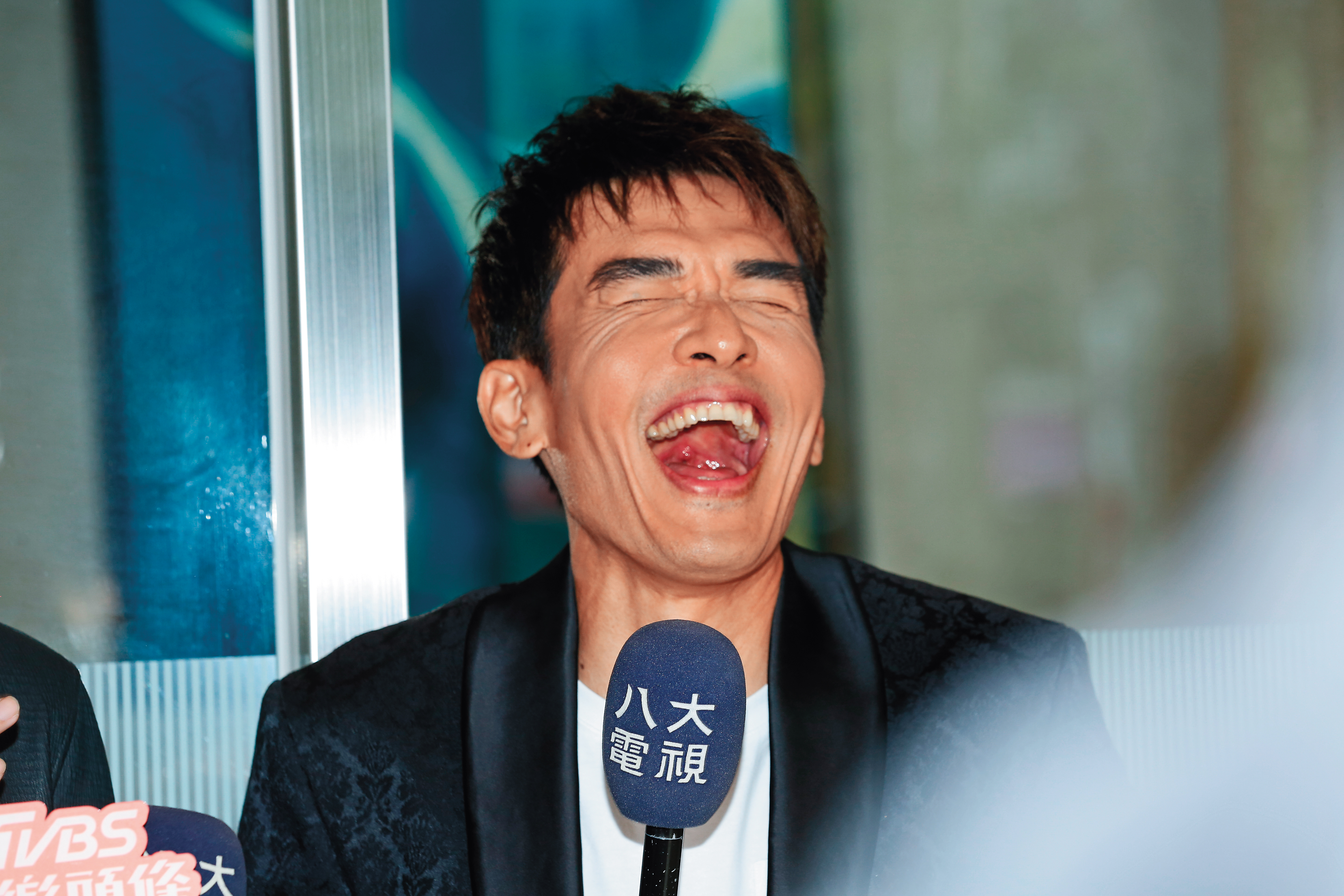 楊一展笑說單身八年，沒跟異性約會…要不試試同性？（←強人鎖男）