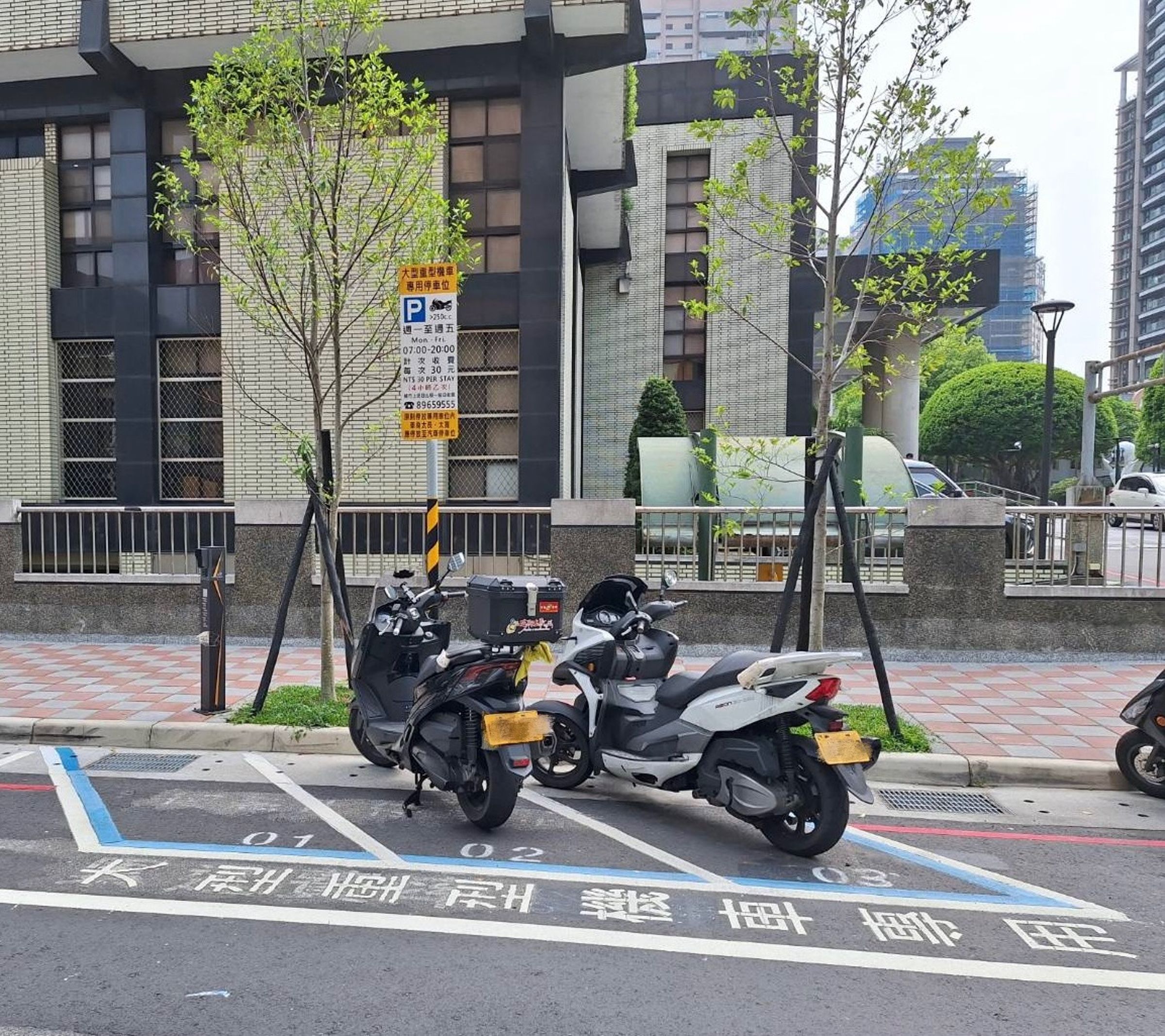 新北市現有大型重機專用格可供大型重機停放。（新北交通局提供）