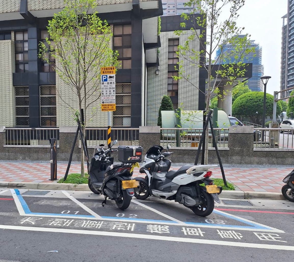 新北市現有大型重機專用格可供大型重機停放。(新北交通局提供)