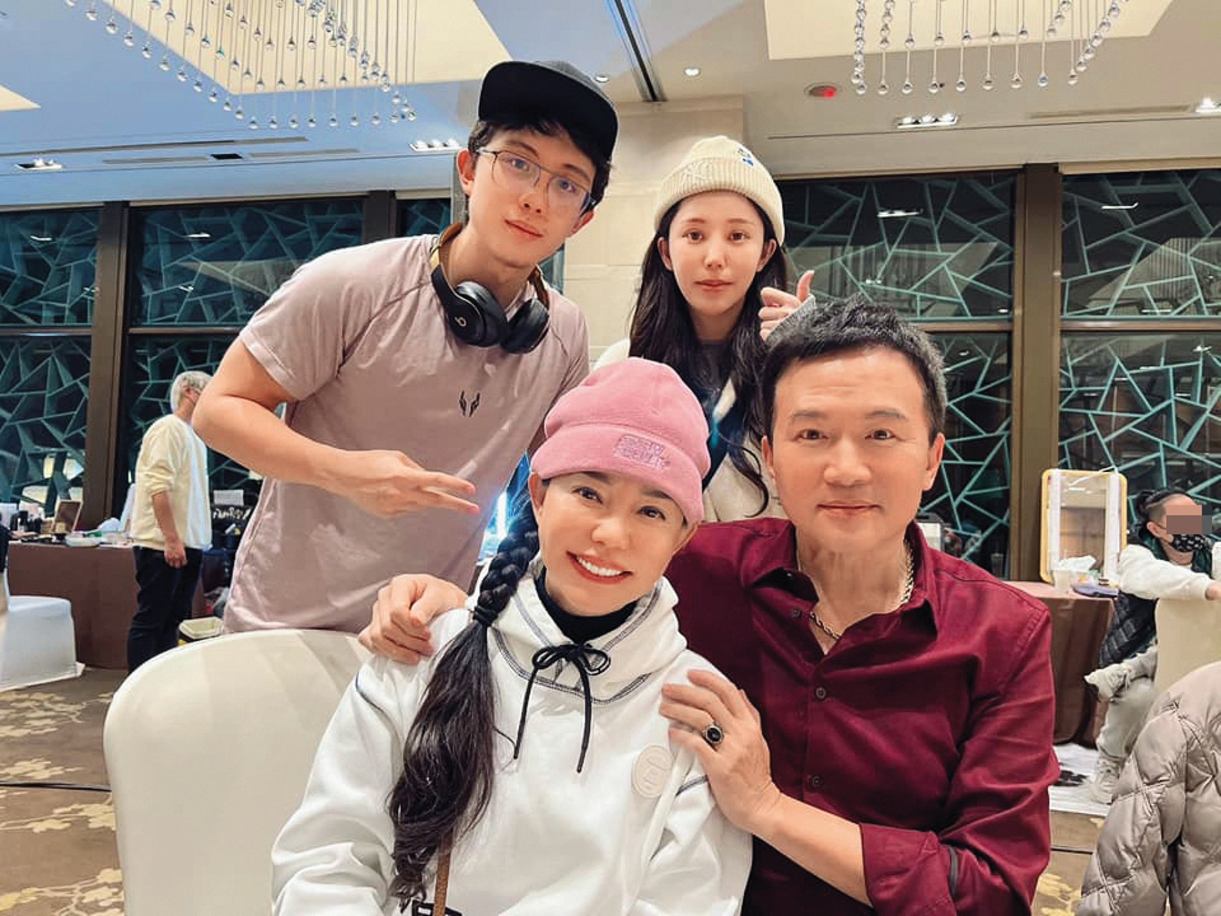 孫安佐(後排左)前年和阿乃(後排右)熱戀時,經常和狄鶯(前排左)、孫鵬(前排右)同框。(翻攝自狄鶯臉書)