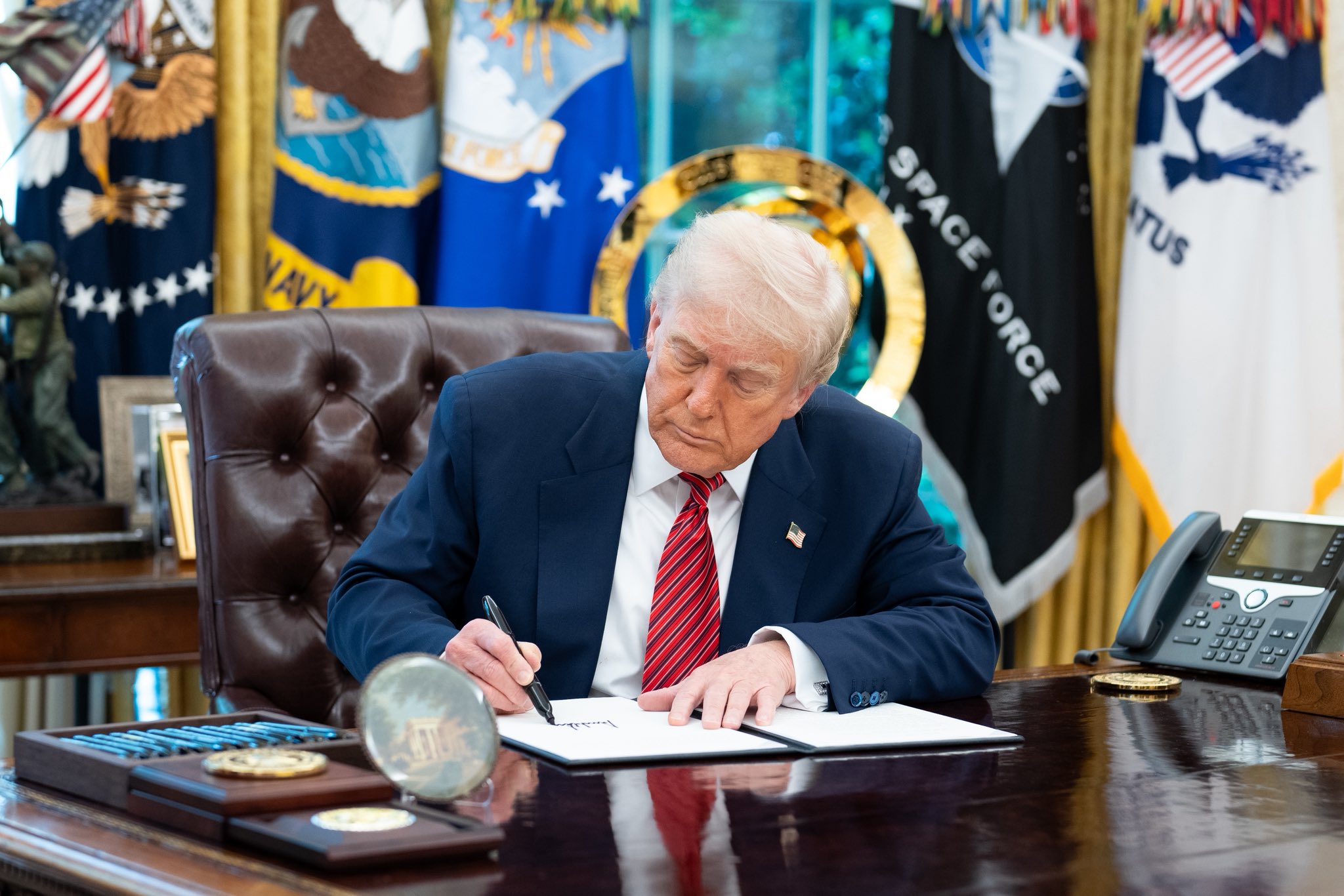 川普宣布英國就是首個將達成貿易協議國家。（翻攝X）