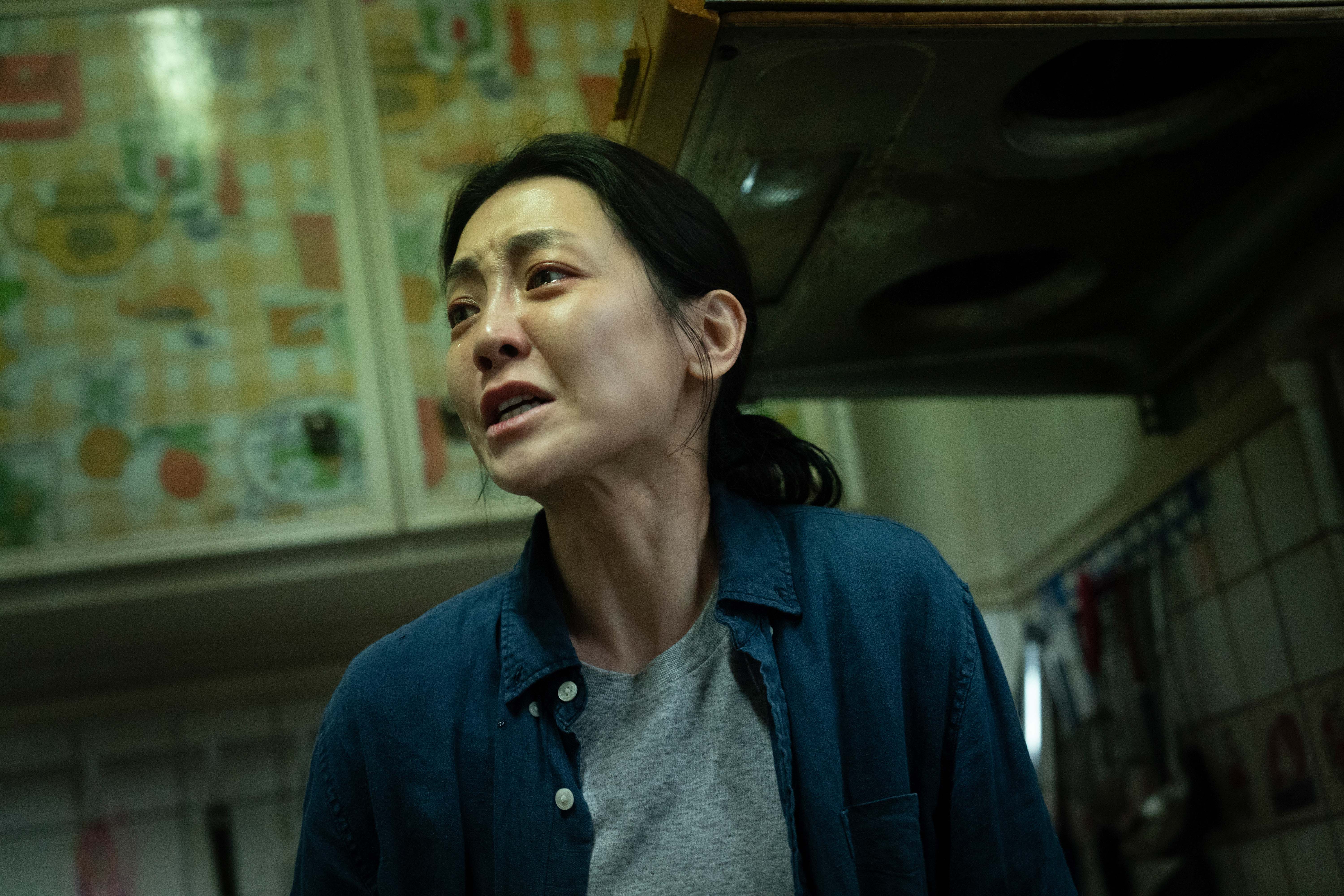 謝欣穎在《我們與惡的距離II》經歷20年的痛苦人生。(CATCHPLAY提供)