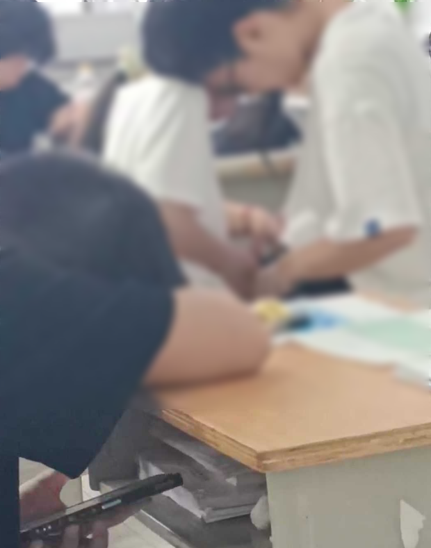 旁邊的男同學假裝趴著睡覺，實際上坐立難安。（翻自《黑料網》）