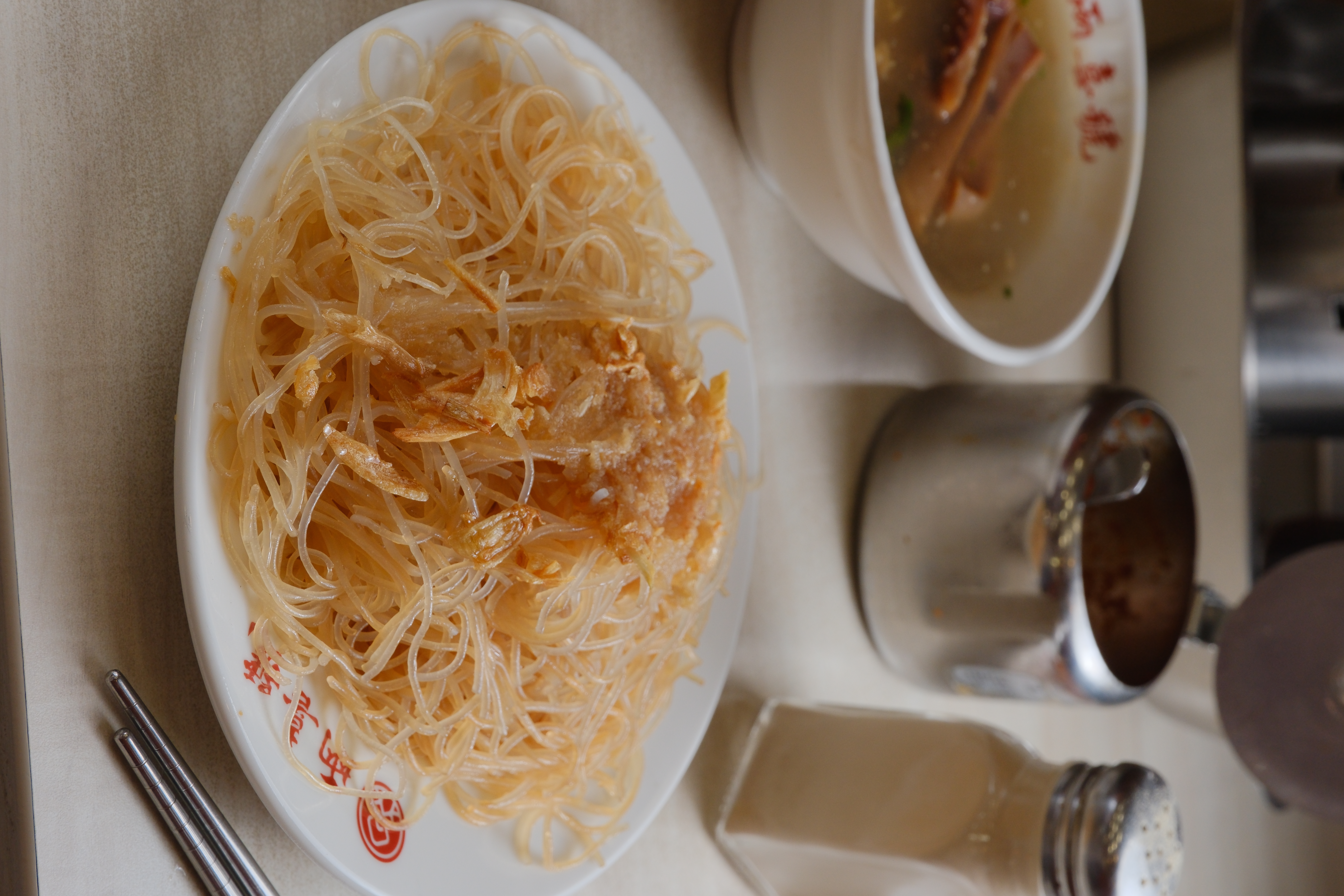 撒上噴香油蔥的「米粉炒」，相當精緻。（40元／份）