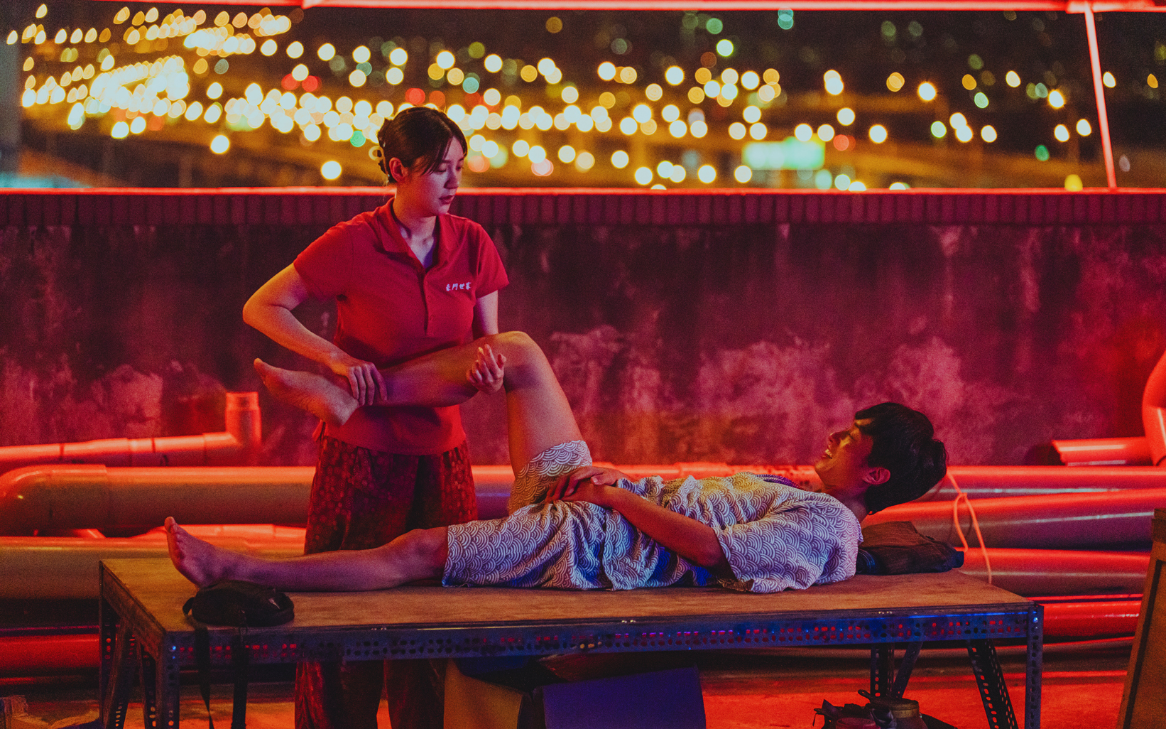 體驗純按摩技術太好劉俊謙忍不住，郭雪芙嘆太難手痛5天。（Netflix提供）