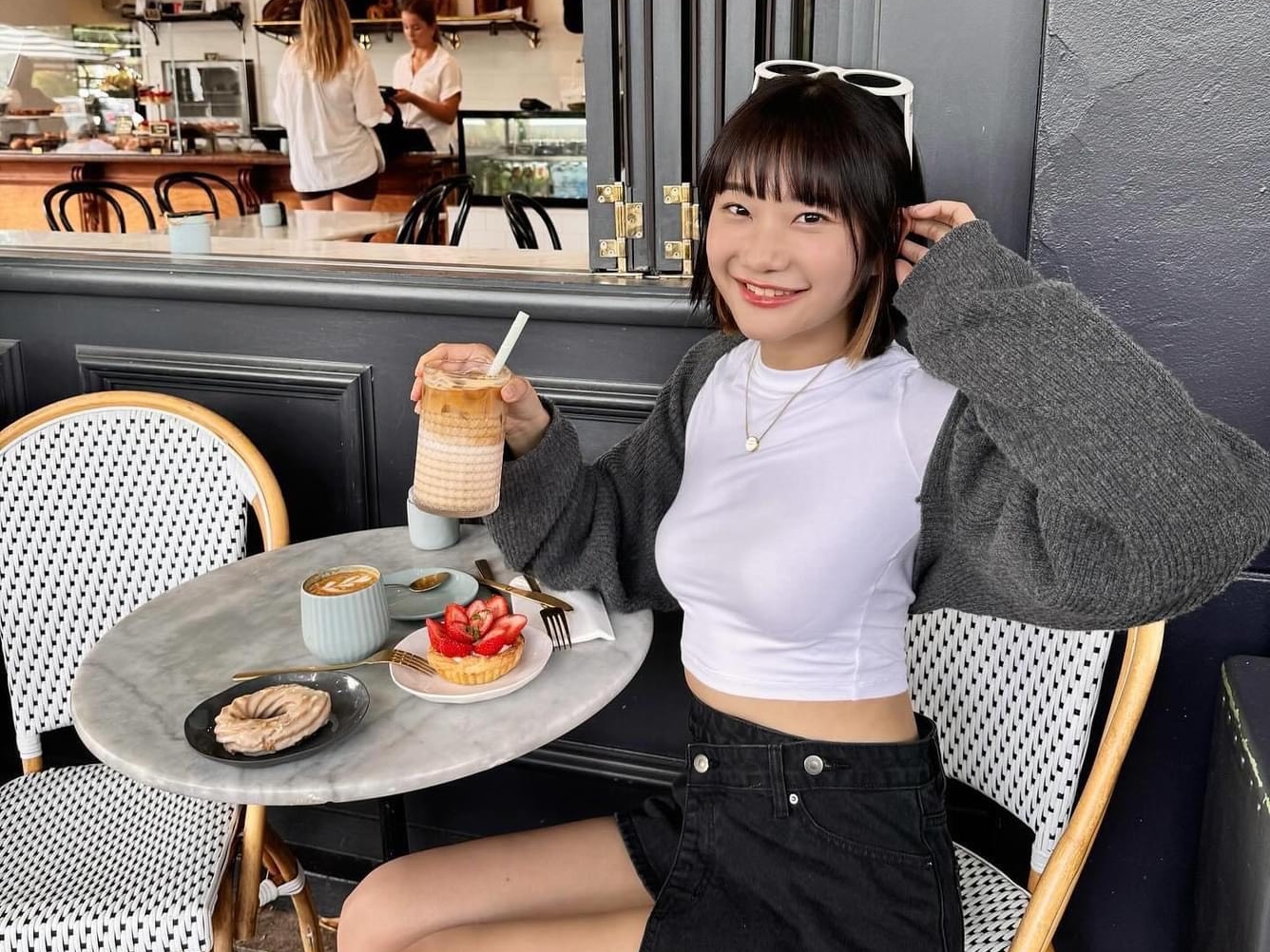 愛莉莎莎去泰國當地賞屋。（翻攝自愛莉莎莎臉書）