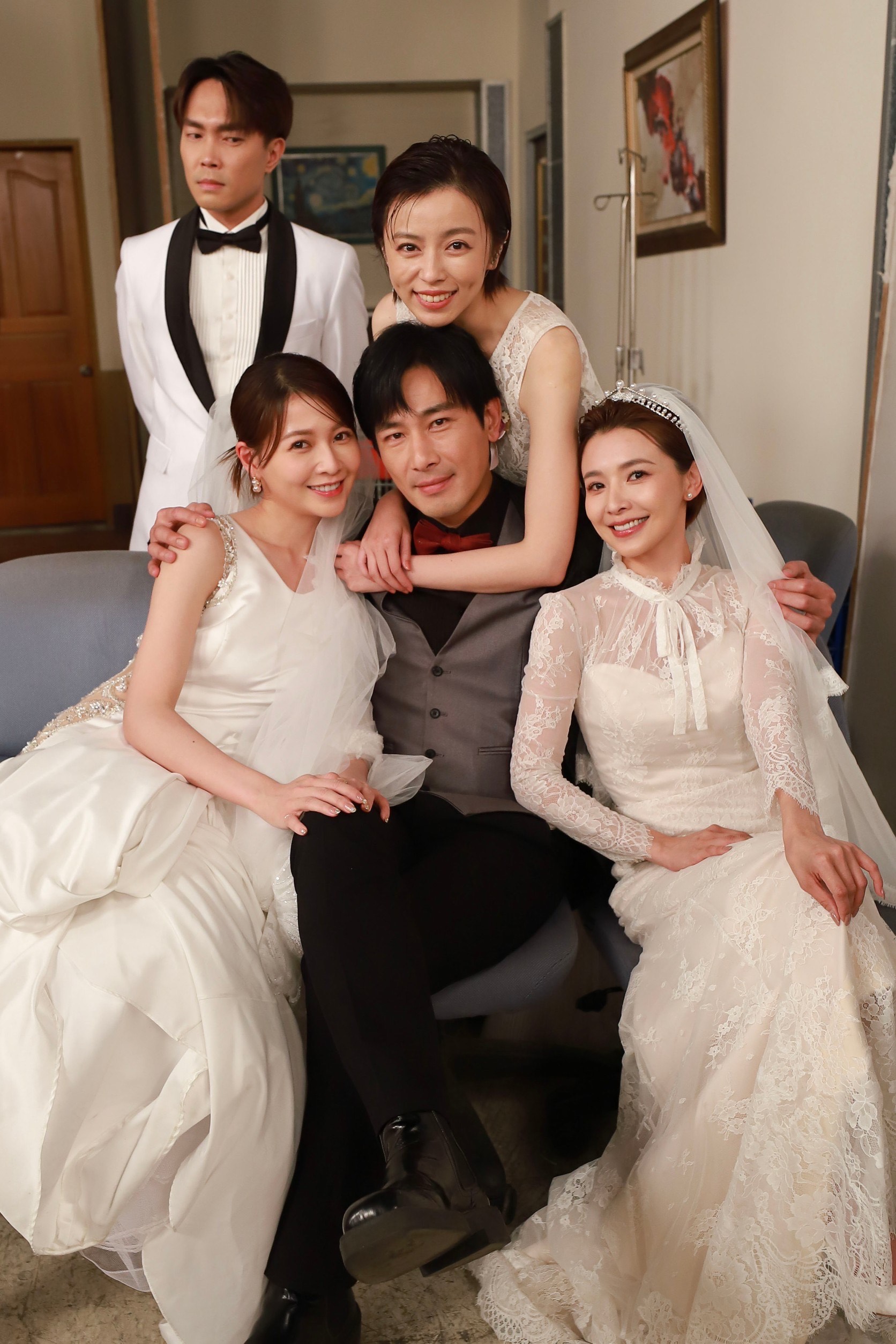 傅子純跟吳婉君、王瞳、謝京穎拍與他的三個女人，許仁杰搞笑在後面瞪他們。