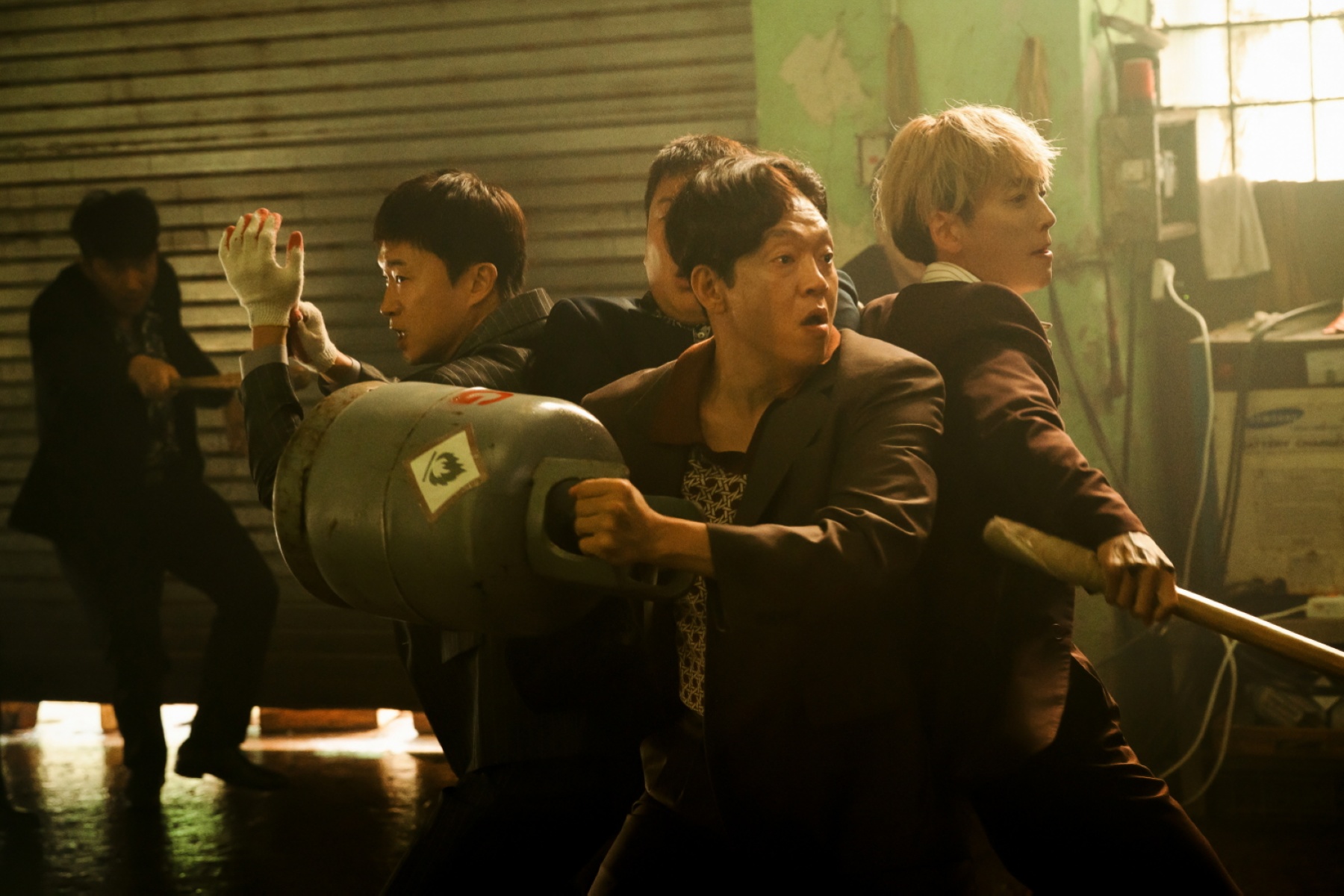 《誰想當老大》以腦洞大開的劇情成為南韓年度票房黑馬,左起為趙宇鎮、朴智煥、鄭敬淏。(采昌國際多媒體提供)