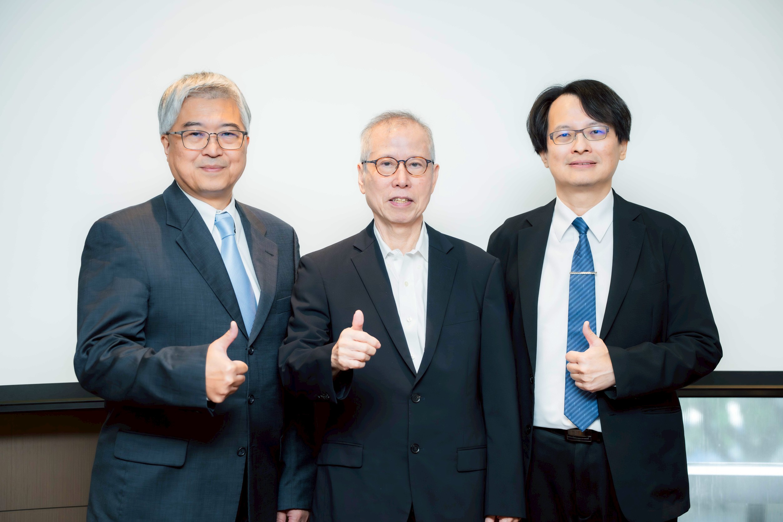 聯合再生能源新任執行長張為策與新事業總經理姜暭先及董事長洪傳獻合影。(公司提供)