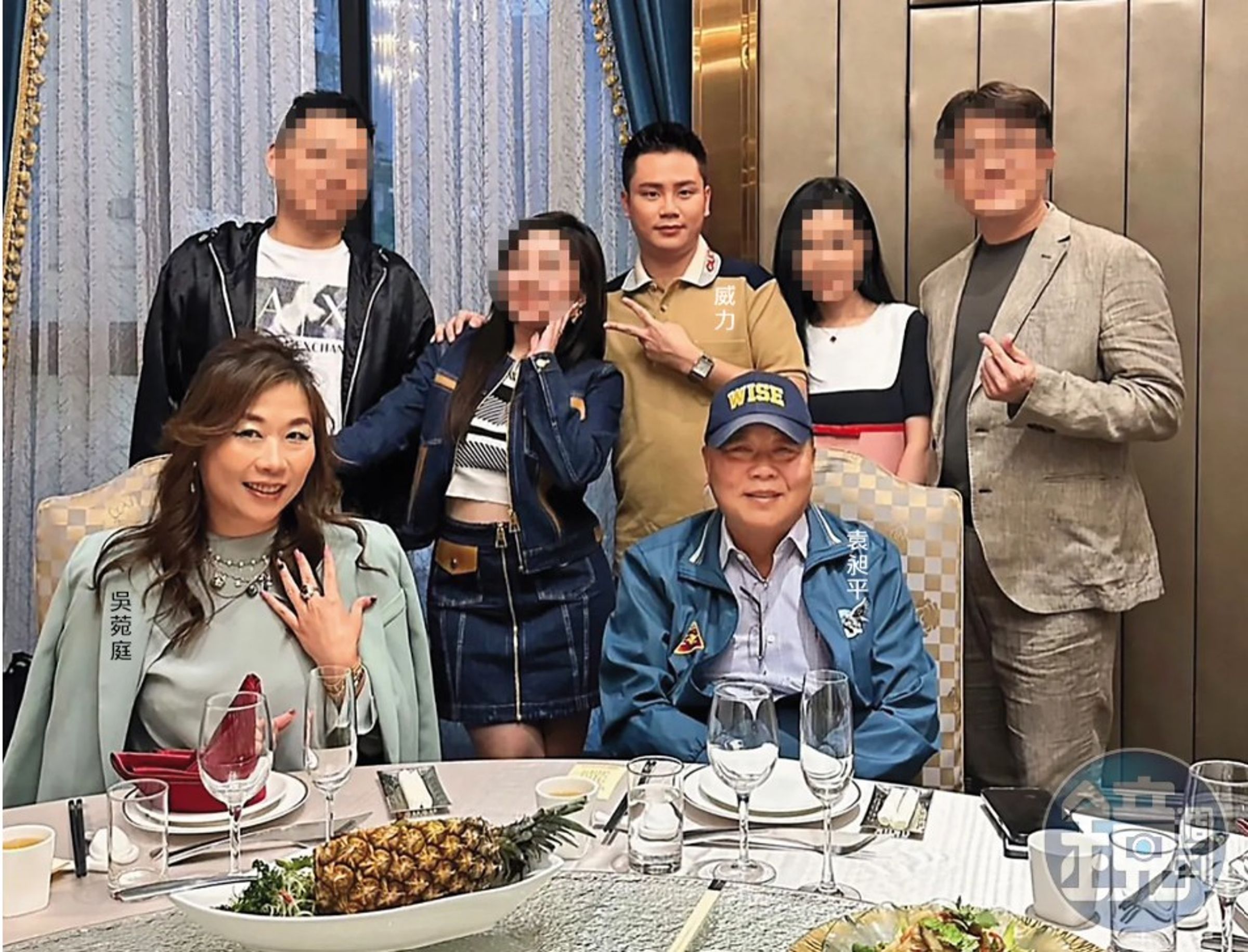 金錢豹酒店創辦人袁昶平夫妻邀威力餐敘,並向他借款上億元。(讀者提供)