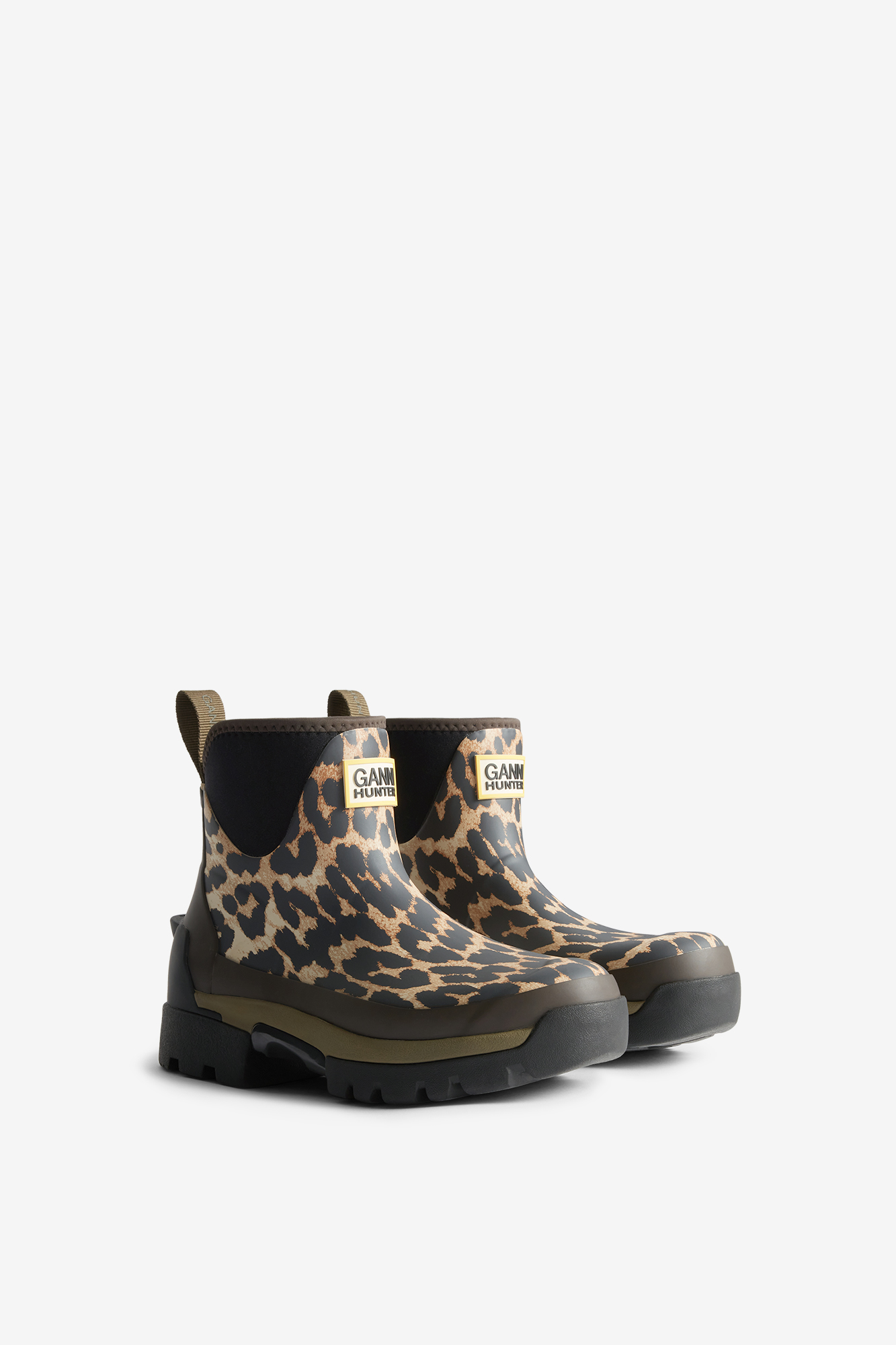 GANNI X HUNTER豹紋短靴。NT$16,800（惇聚提供）       