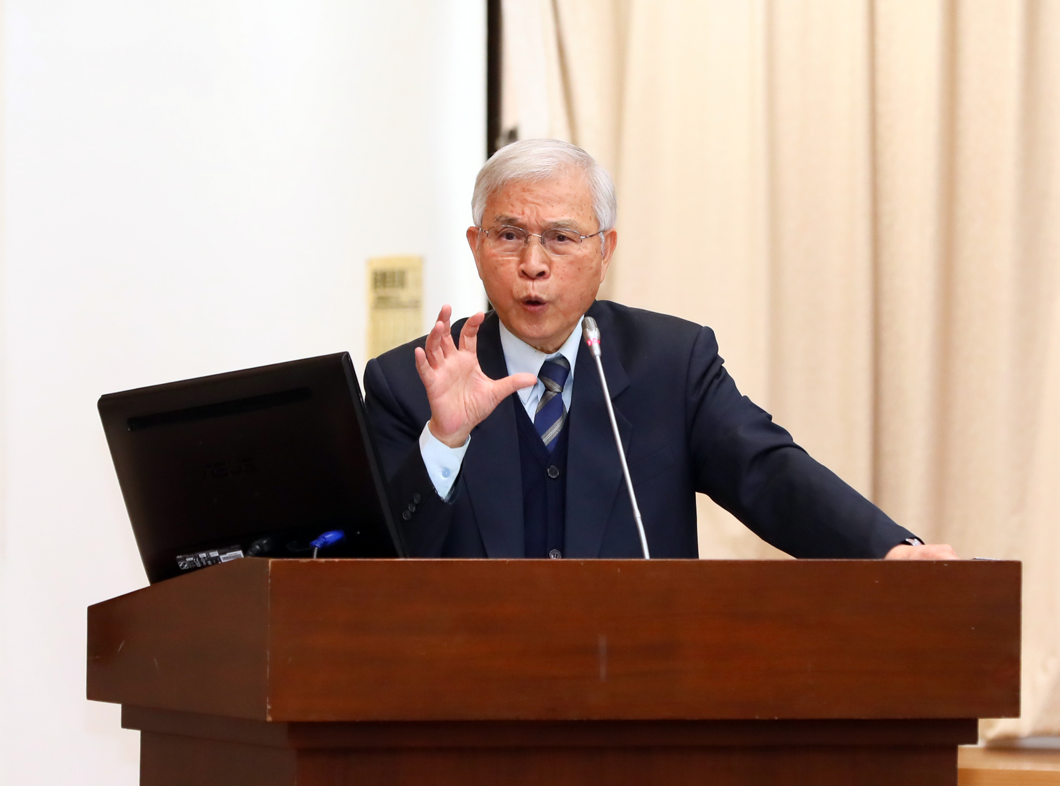 央行總裁楊金龍在立法院財委會備詢,表示選擇性信用管制就到這裡。資料照片