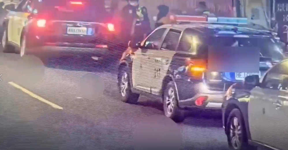 北投「麻將協會」竟成聚賭天堂，警持搜索票逮人。（警方提供）