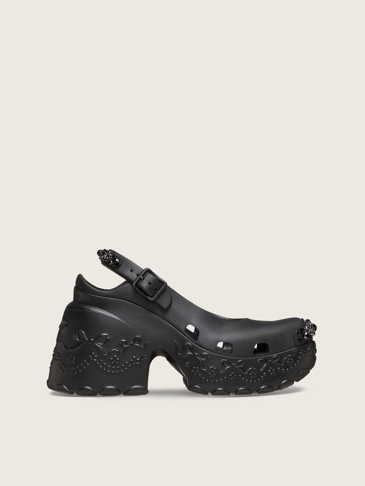 Simone Rocha x Crocs聯名系列高跟瑪莉珍鞋(黑)。NT$9,780(喜事集團提供)