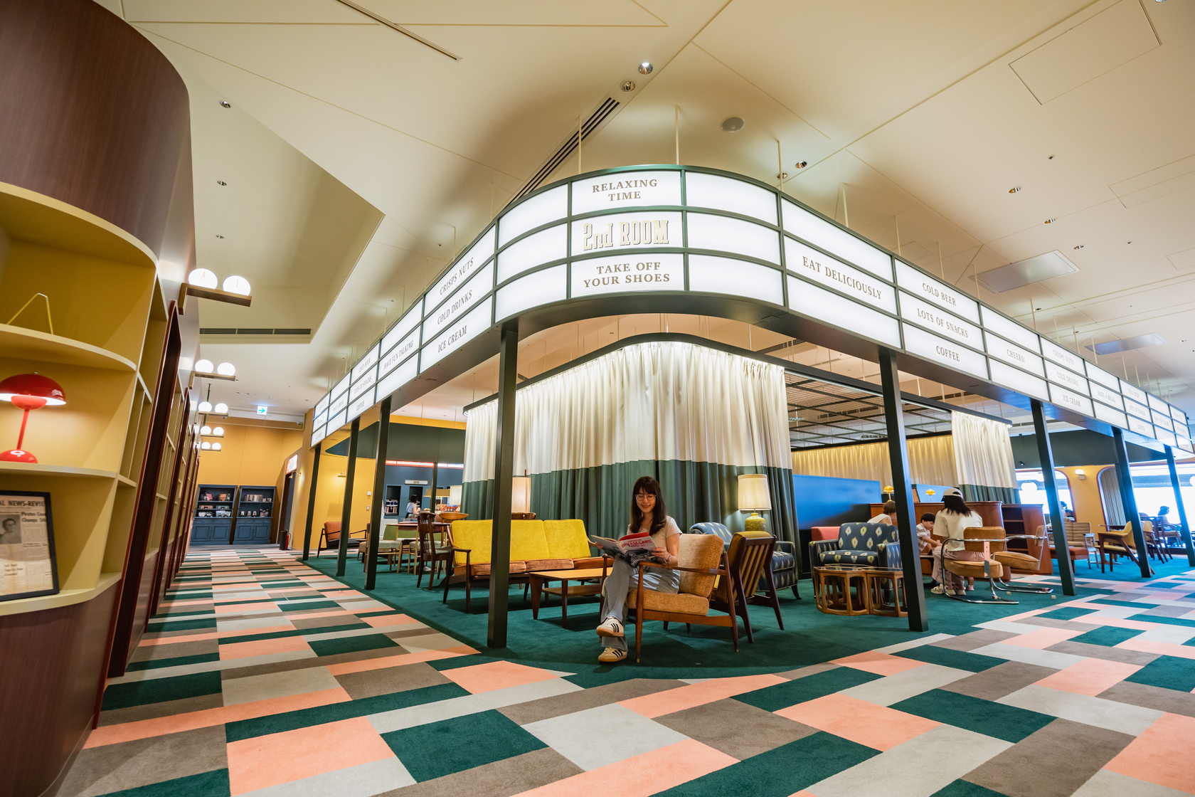 「1955 Tokyo Bay」飯店搶眼飽和的色調與復古家具，靈感來自世界第一座迪士尼誕生的年份「1955年」。