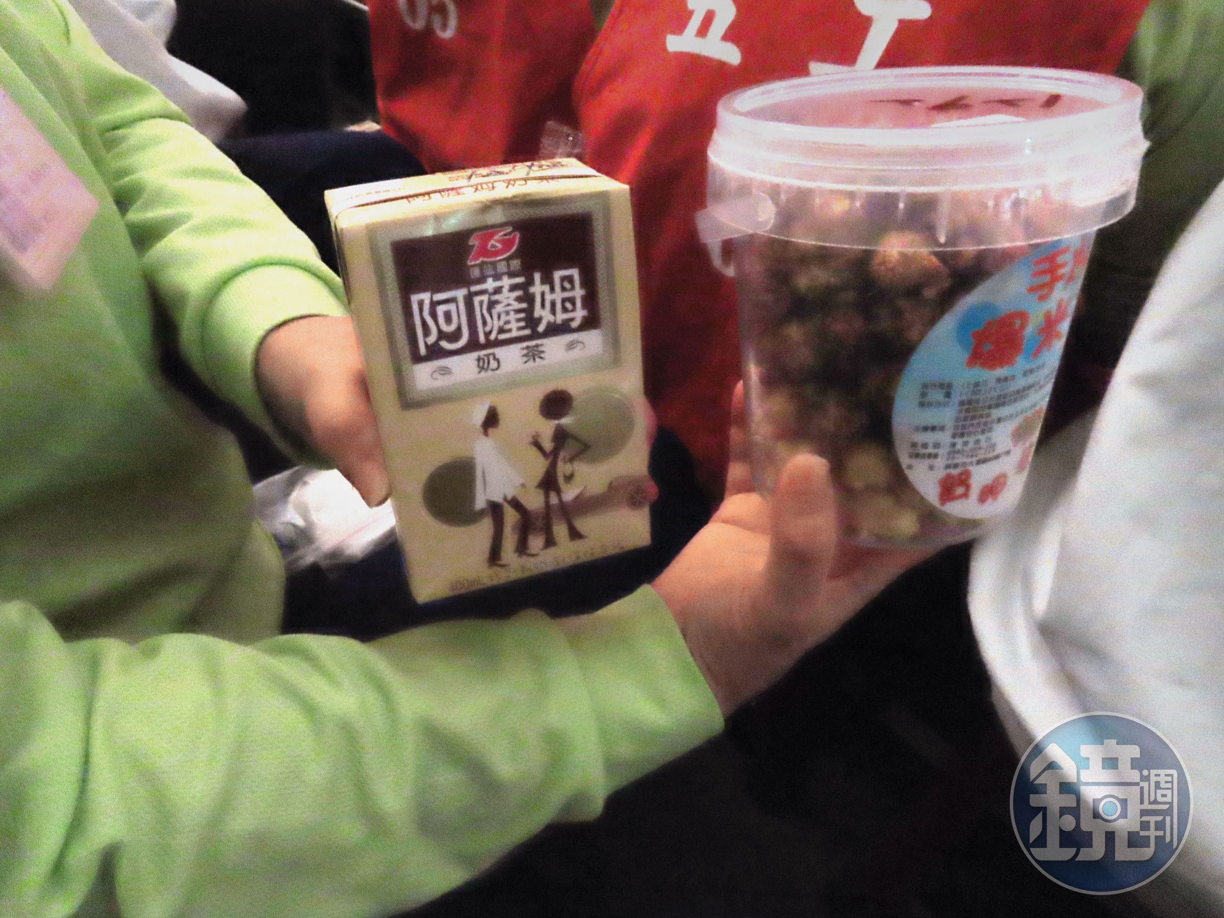 女監提供爆米花和奶茶供食用,女收容人們如置身電影院。(鄧玉瑩攝)