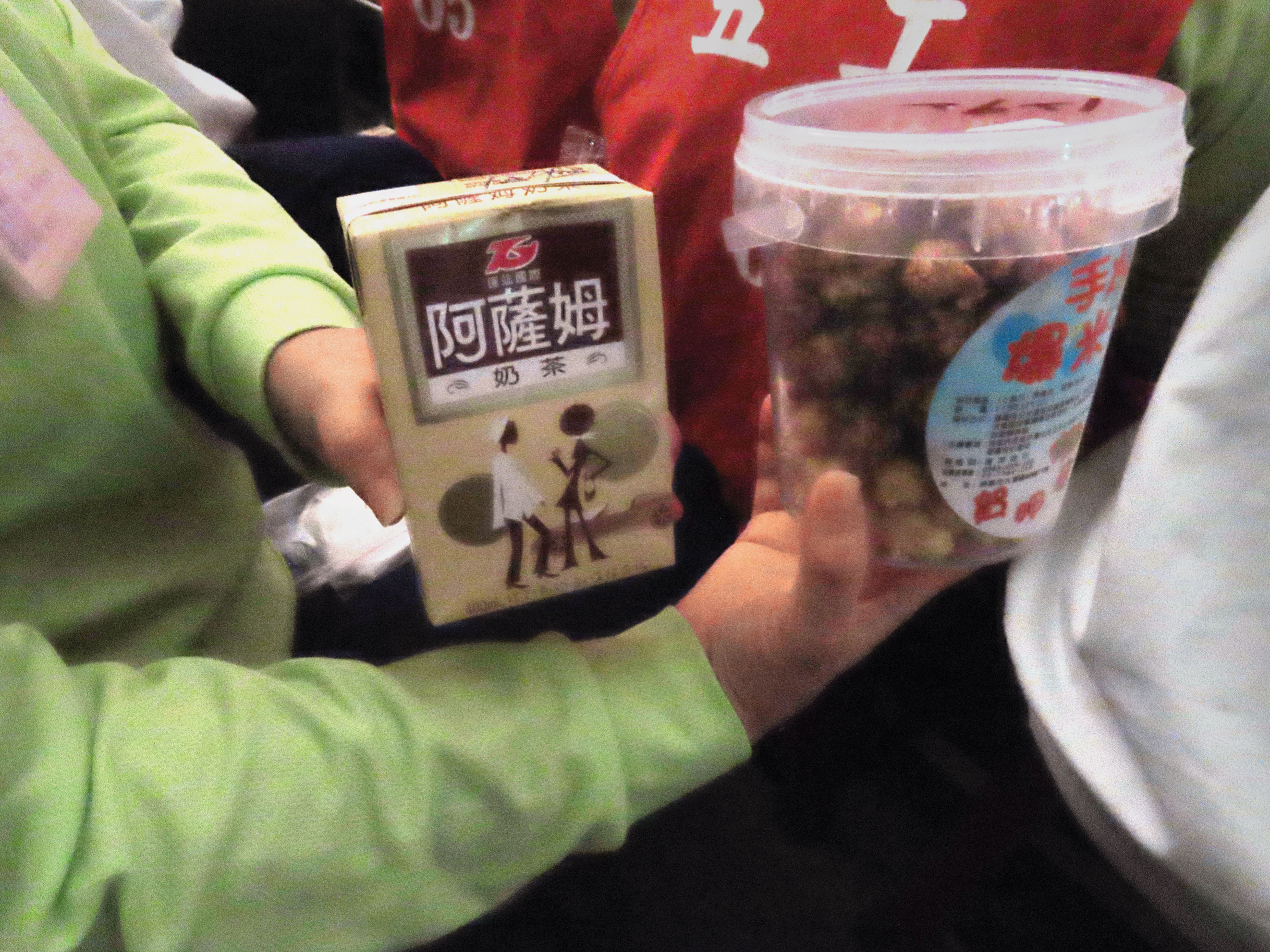 女監提供爆米花和奶茶供食用，女收容人們如置身電影院。（鄧玉瑩攝）