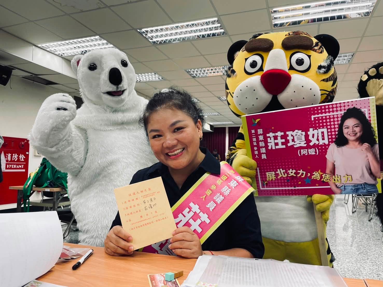 紙風車劇團副團長「阿嬤」莊瓊如,在團員陪伴下完成登記參選。(翻攝自莊瓊如臉書)