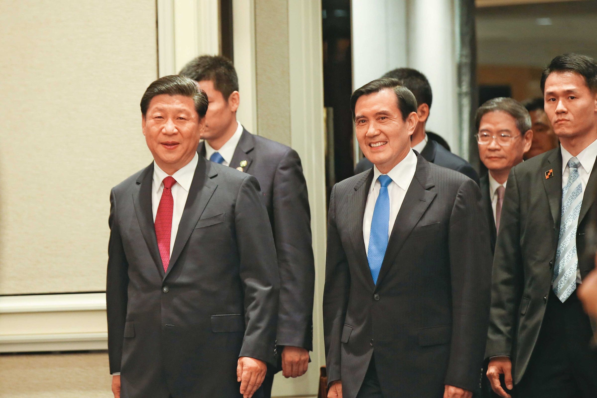 2015年11月,時任總統馬英九(前右)於新加坡與中國國家主席習近平(前左)會面,史稱「馬習會」。(總統府提供)